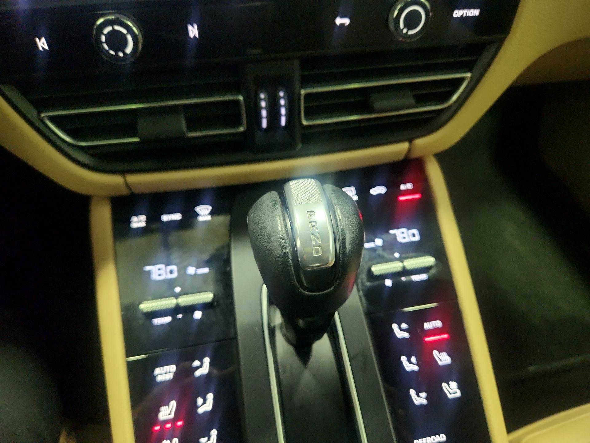 Thumbnail: 2022 Porsche Macan - 17