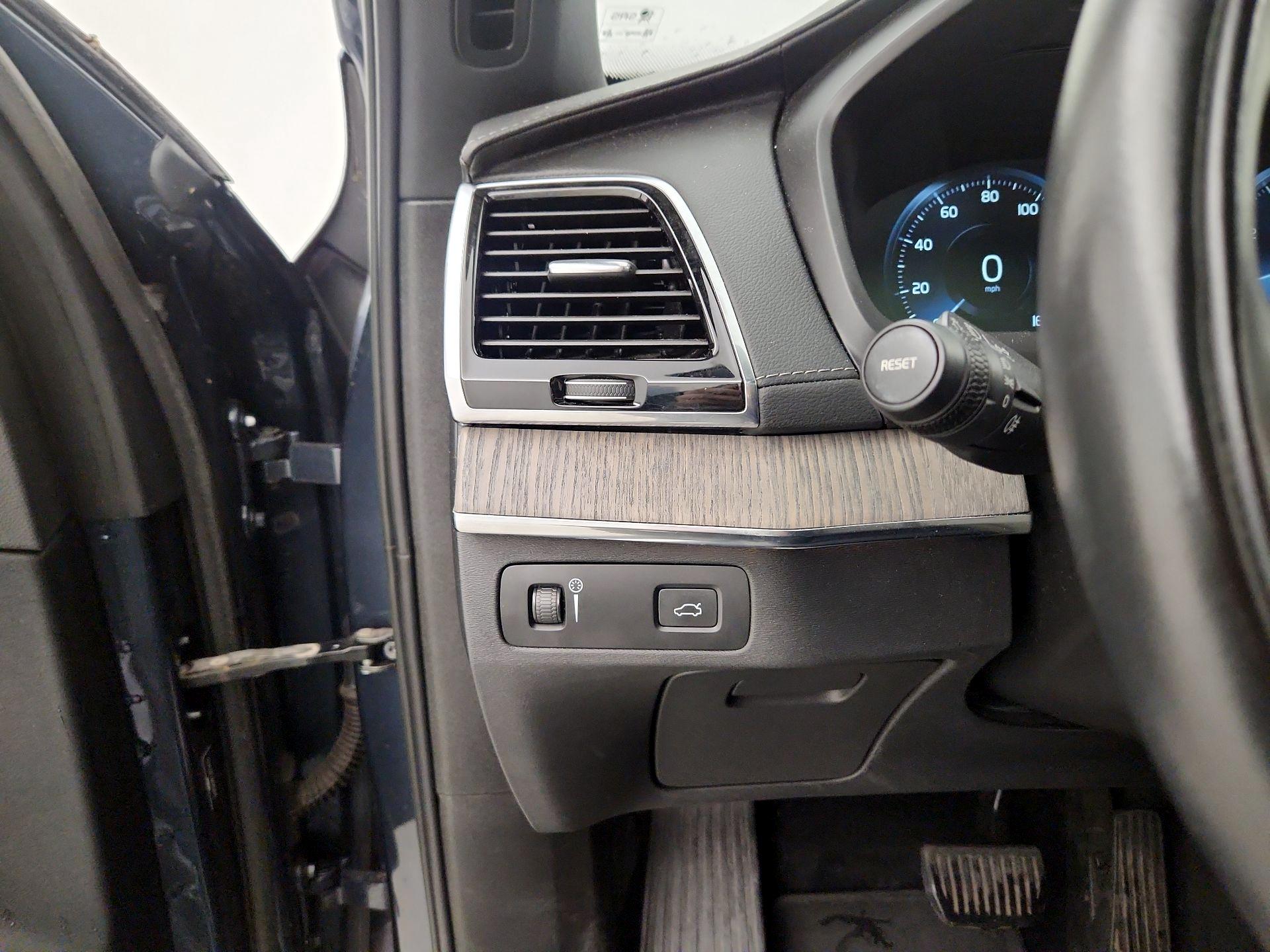 Thumbnail: 2022 Volvo XC90 - 13