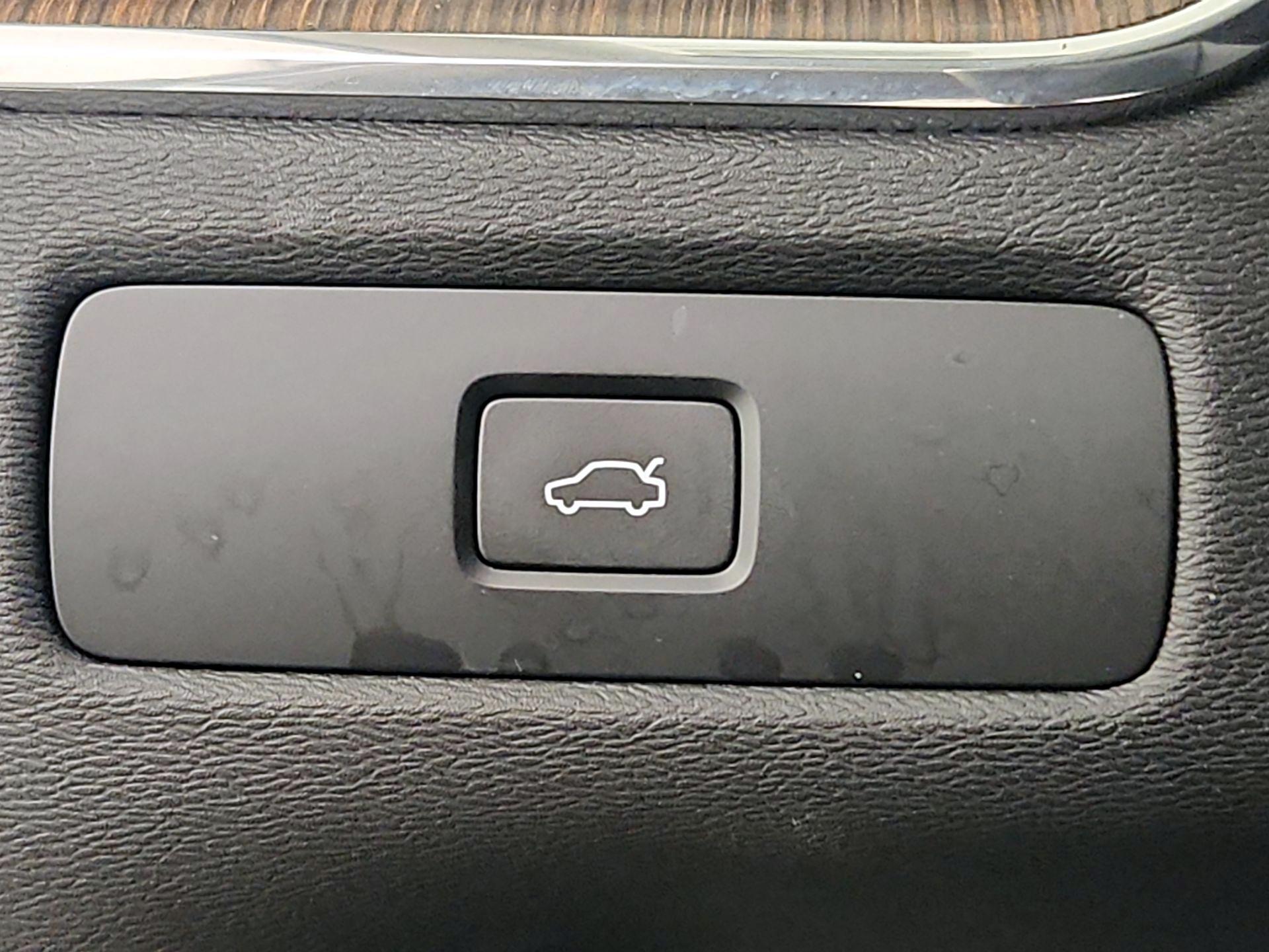 Thumbnail: 2023 Volvo XC60 - 13