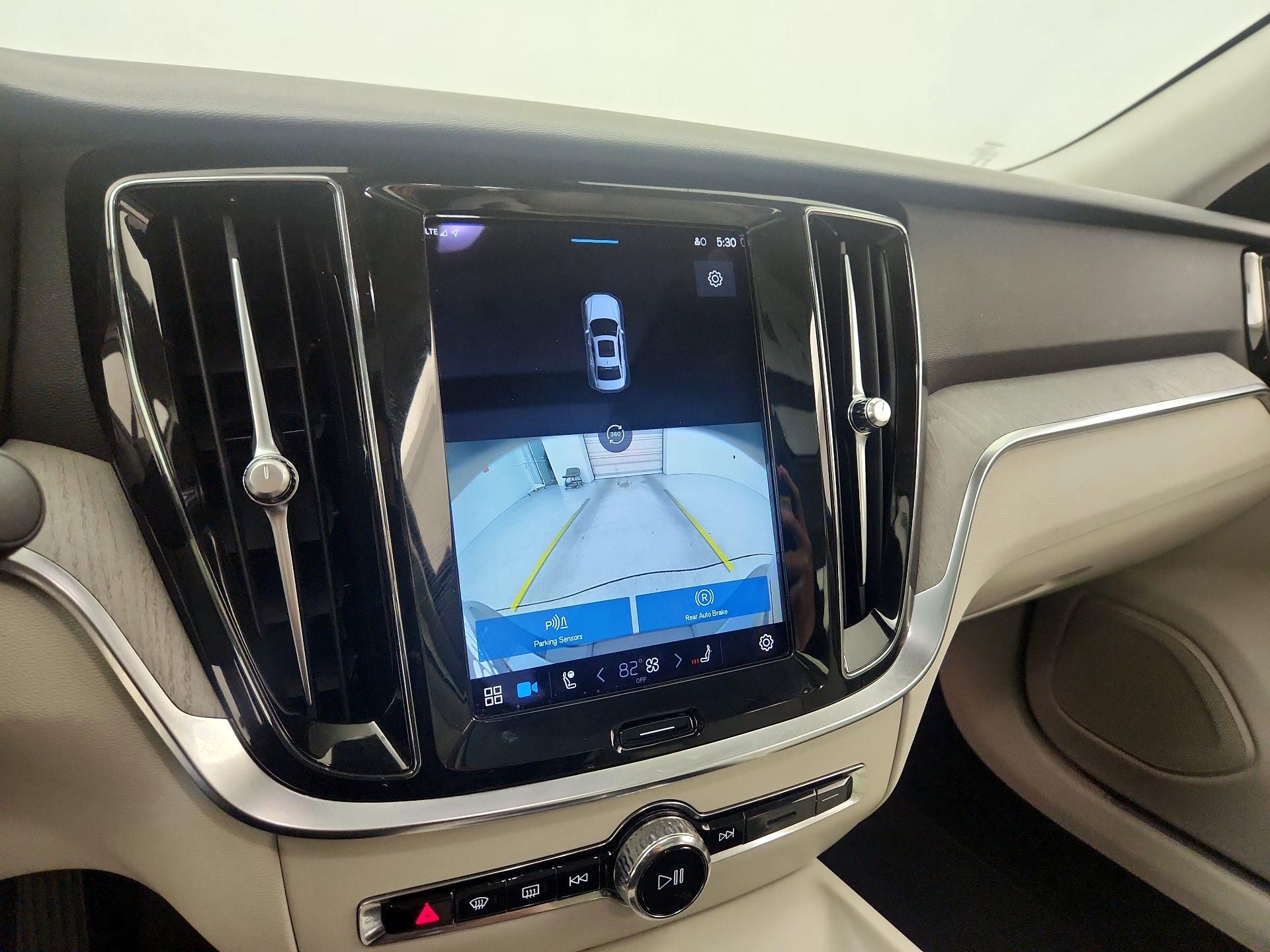 Thumbnail: 2023 Volvo S60 - 14