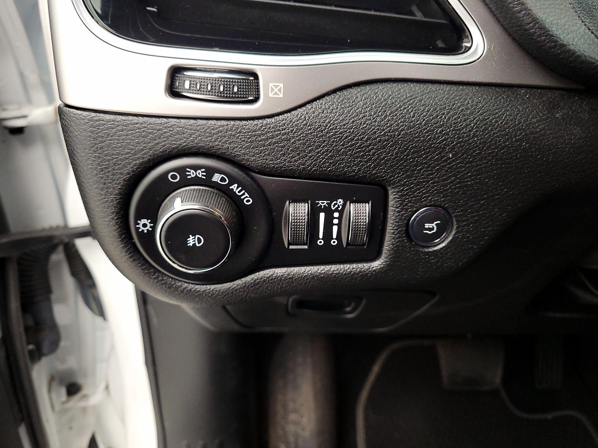 Thumbnail: 2021 Jeep Cherokee - 13