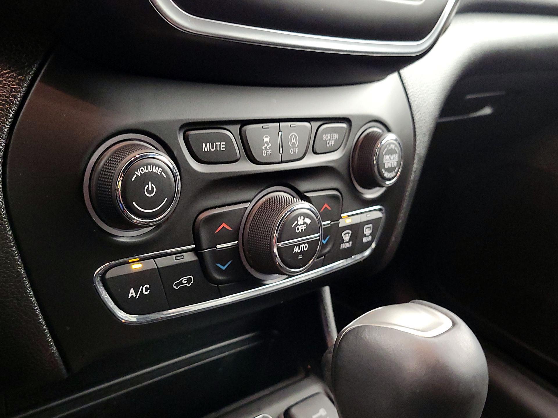 Thumbnail: 2021 Jeep Cherokee - 16