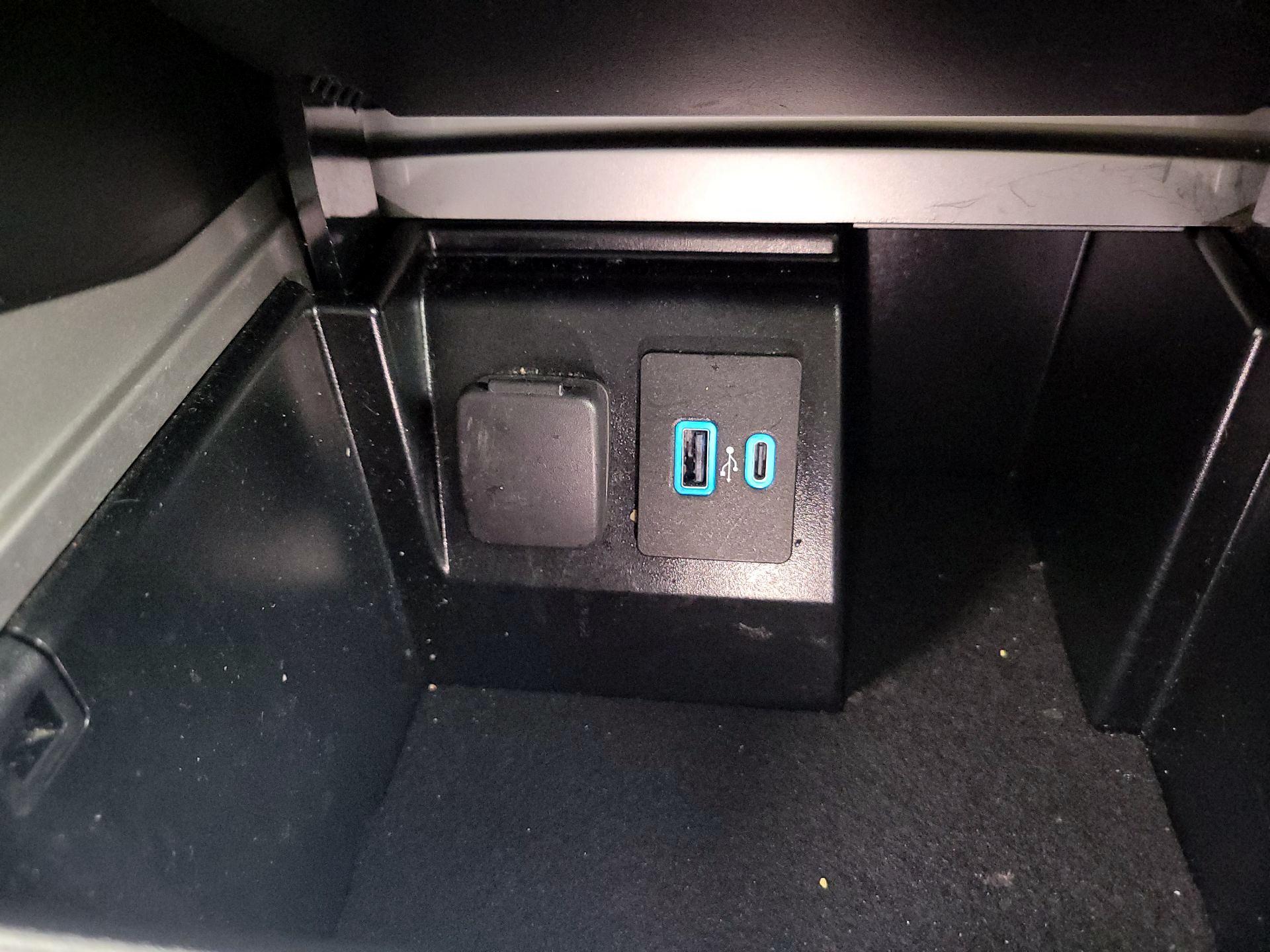 Thumbnail: 2022 Ford Explorer - 18