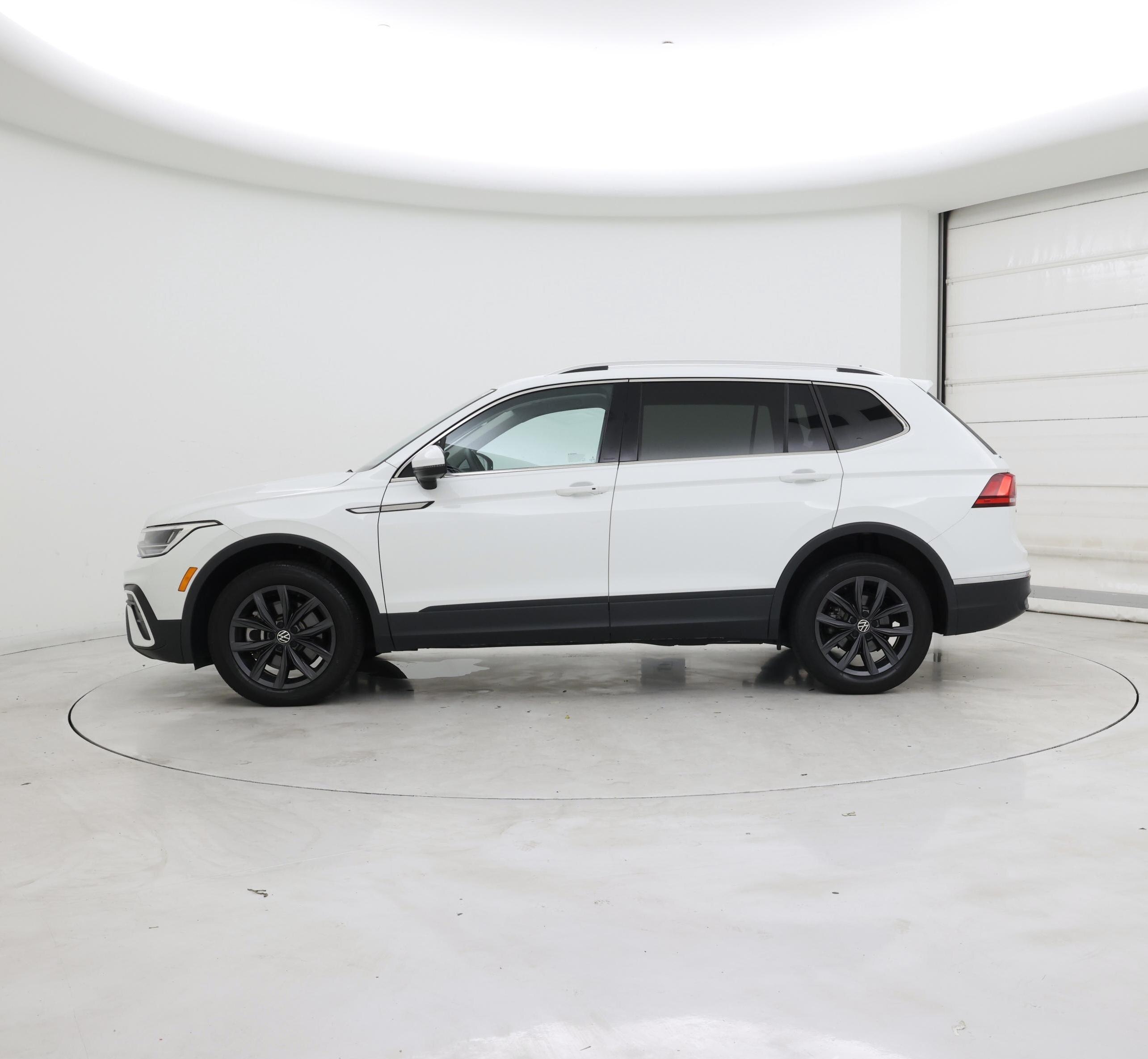 Thumbnail: 2022 Volkswagen Tiguan - 3