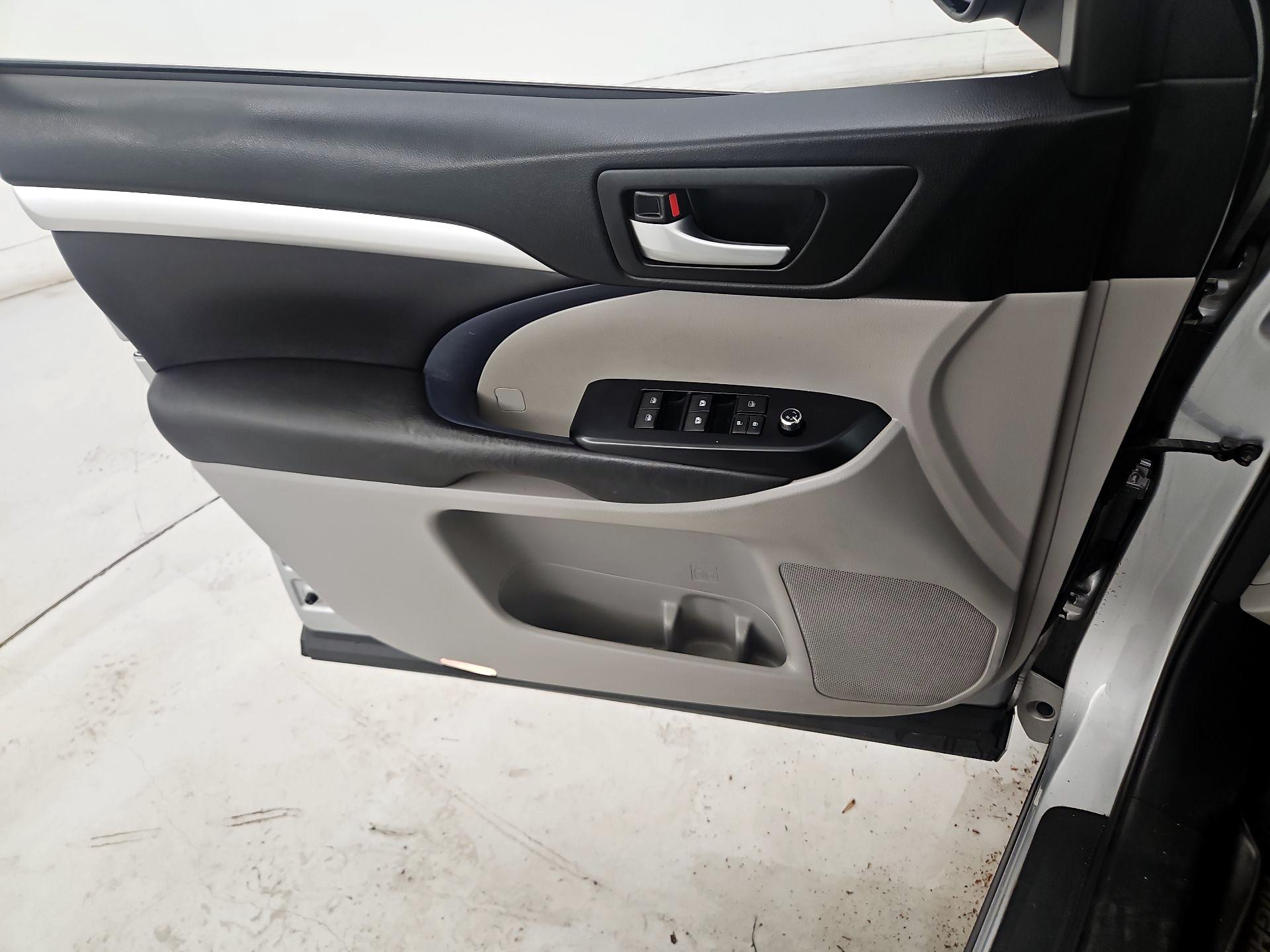 Thumbnail: 2017 Toyota Highlander - 12