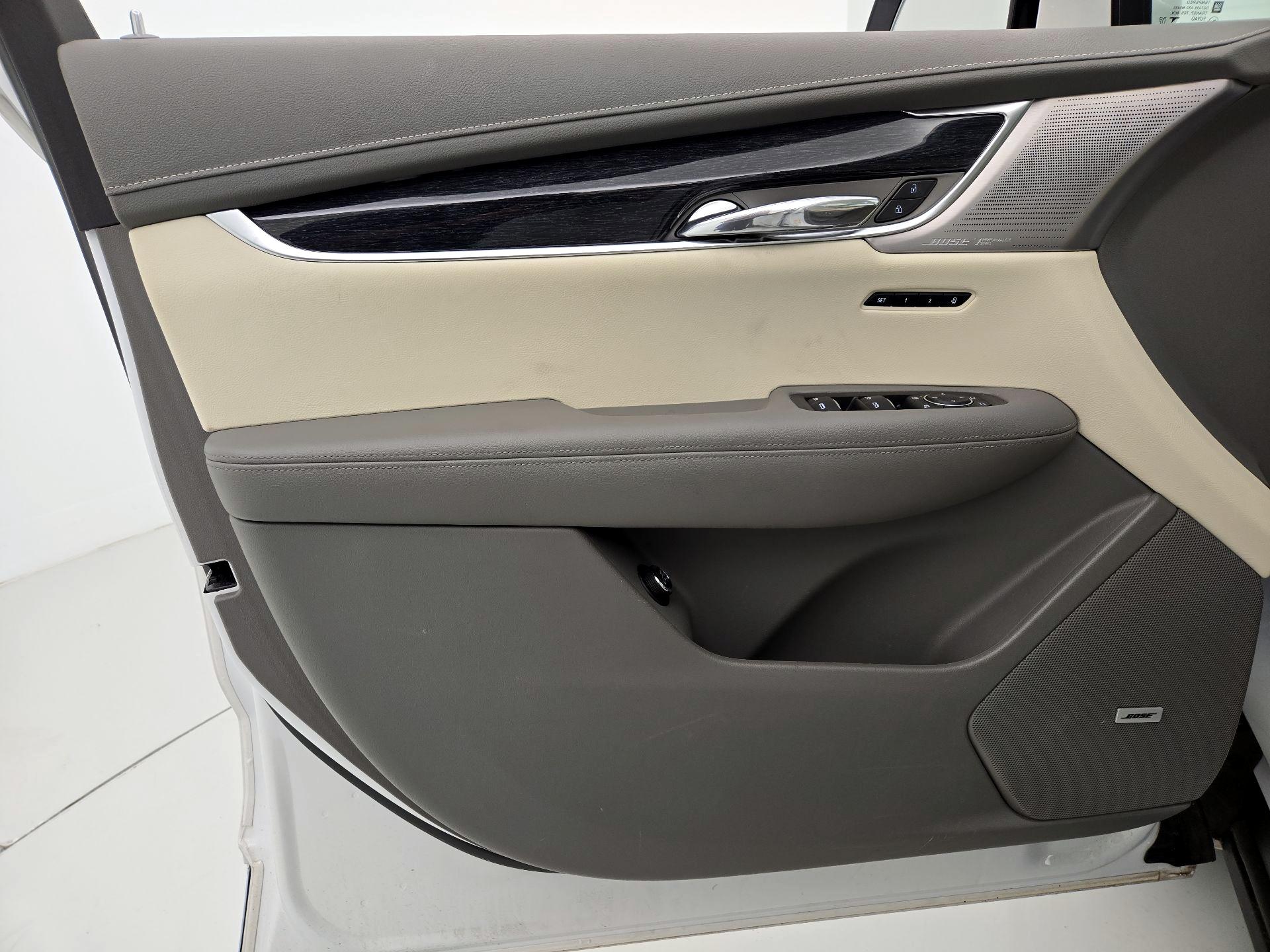 Thumbnail: 2022 Cadillac XT6 - 12