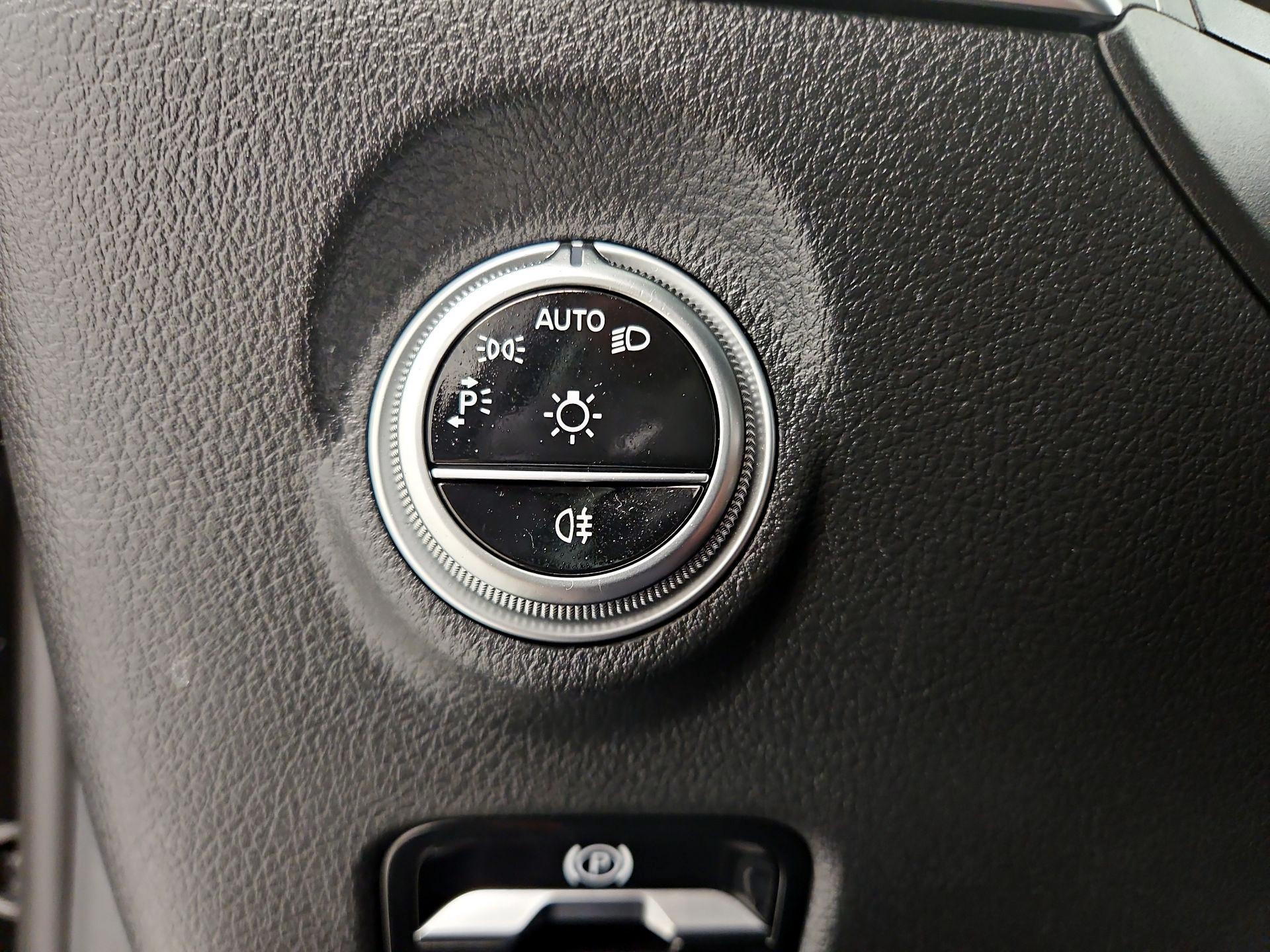 Thumbnail: 2023 Mercedes-Benz C-Class - 13