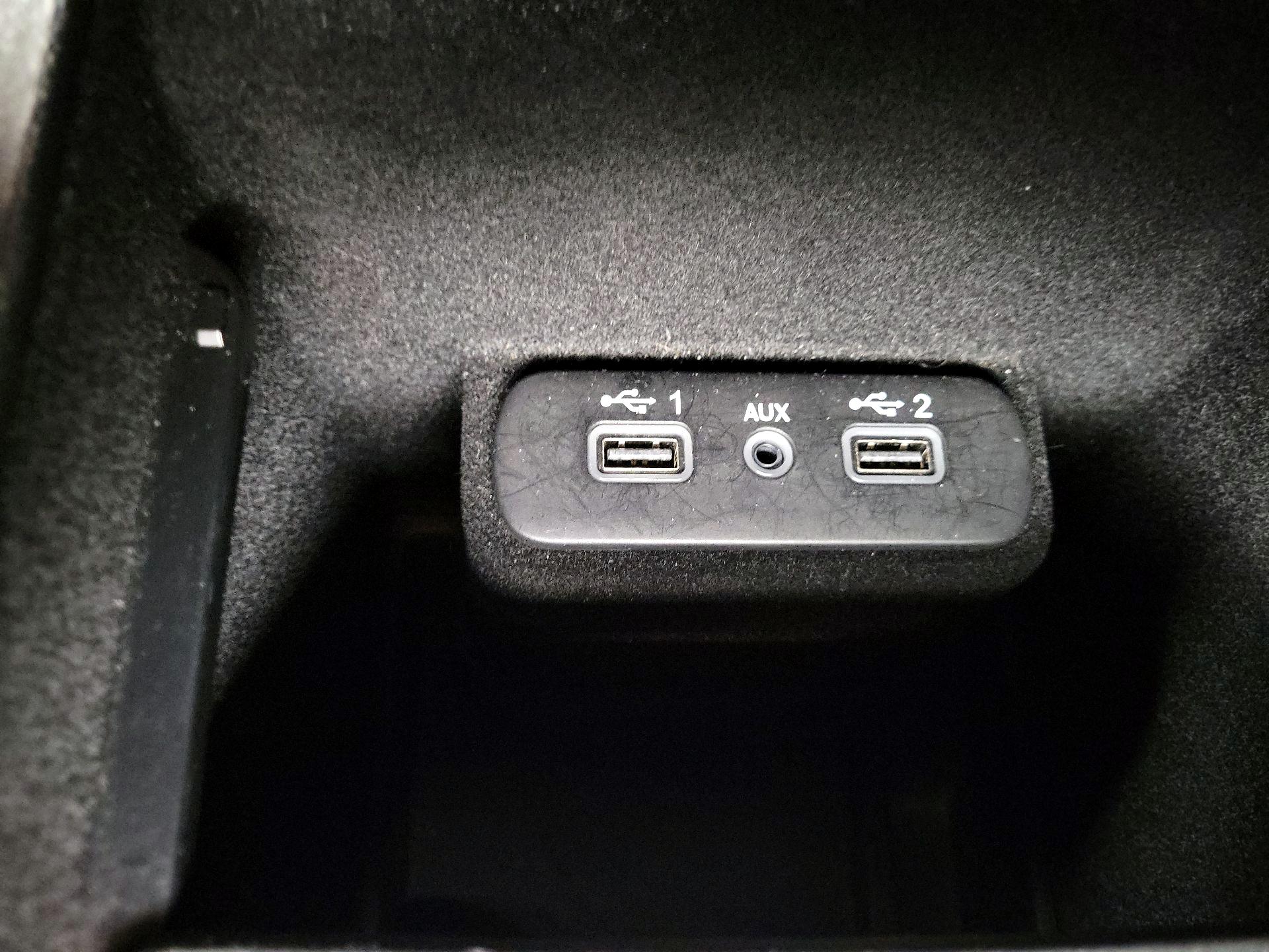 Thumbnail: 2023 Chrysler 300 - 17