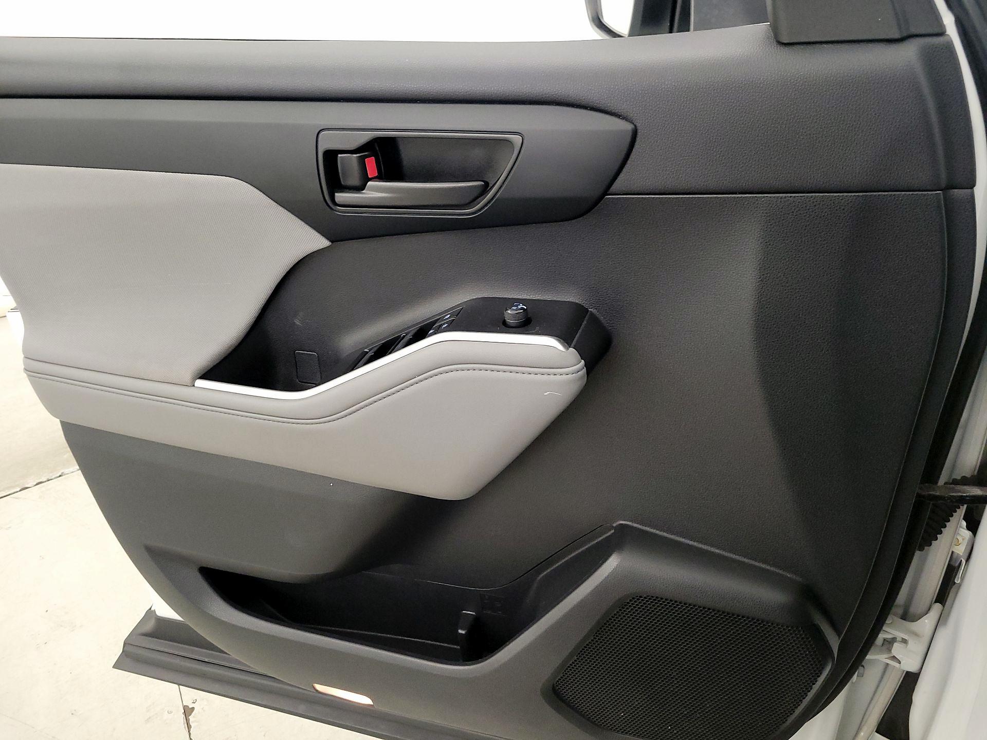 Thumbnail: 2022 Toyota Highlander - 12