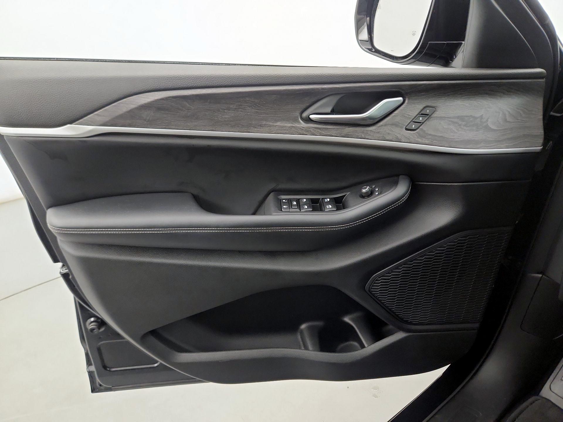 Thumbnail: 2023 Jeep Grand Cherokee - 12