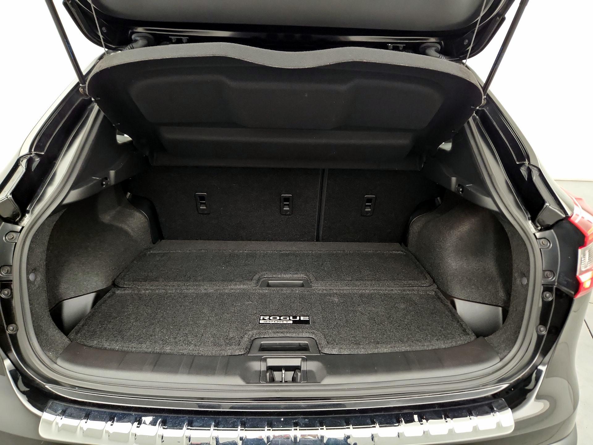 Thumbnail: 2021 Nissan Rogue Sport - 18