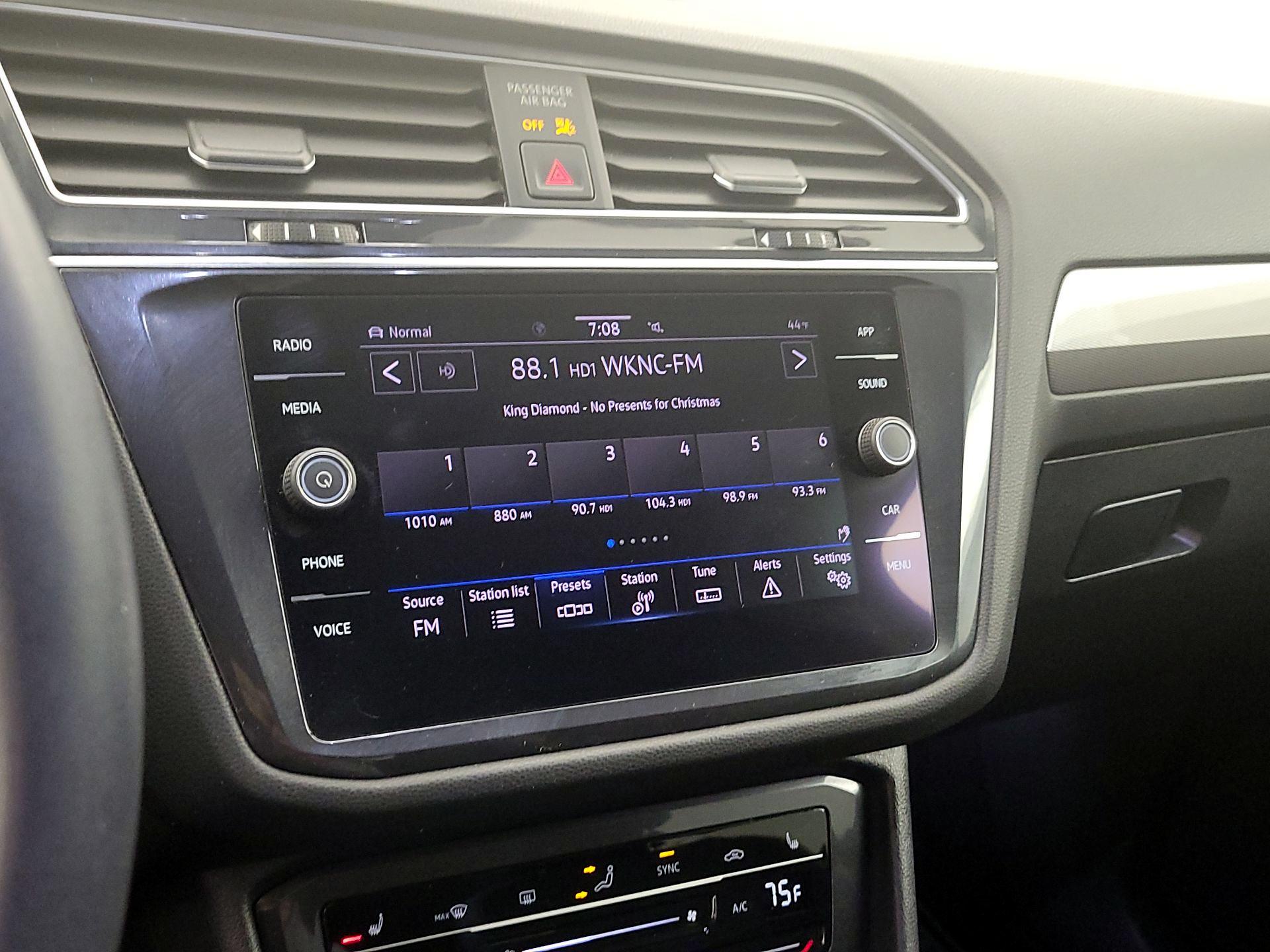 Thumbnail: 2022 Volkswagen Tiguan - 15