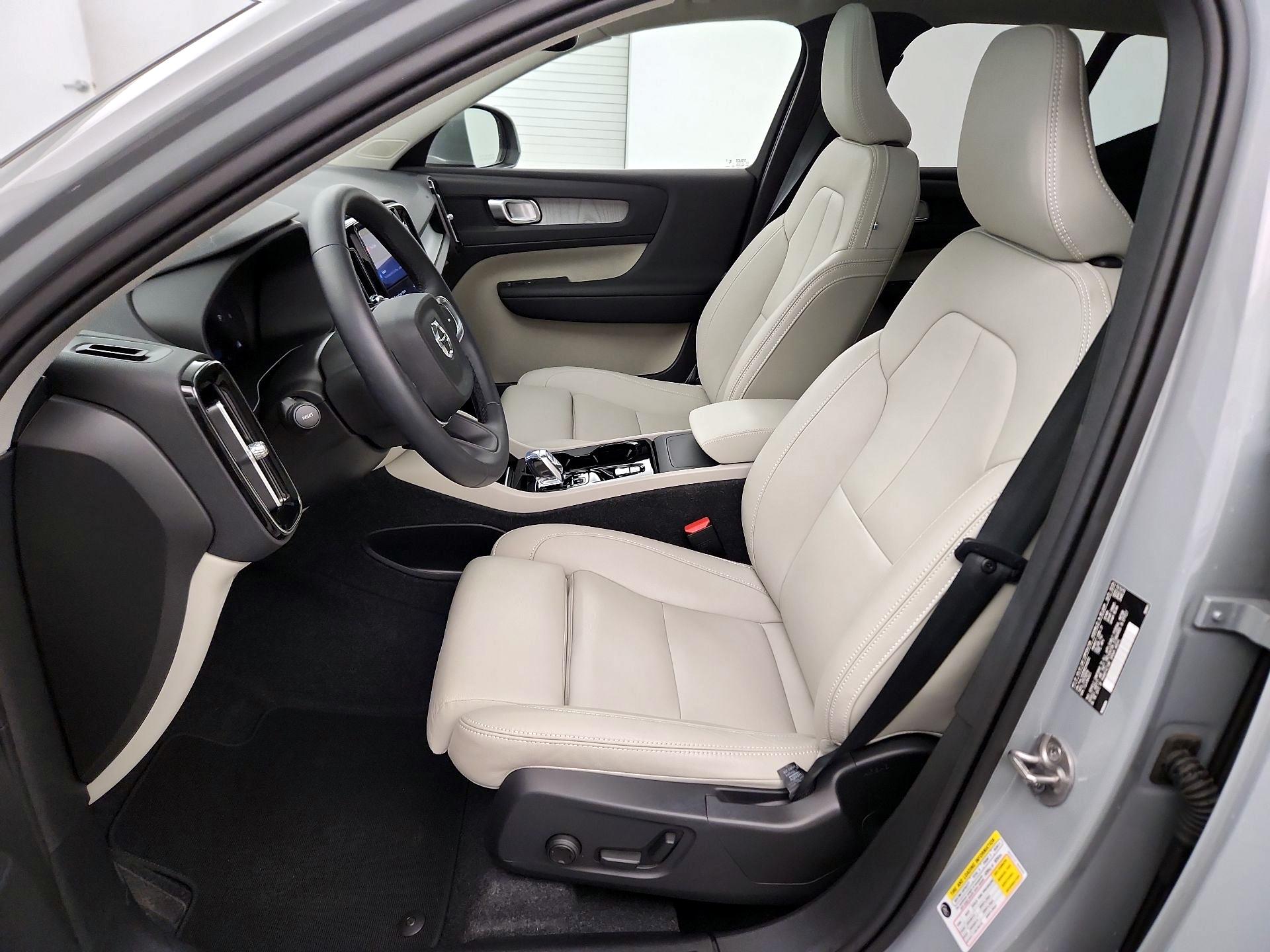 Thumbnail: 2024 Volvo XC40 - 9