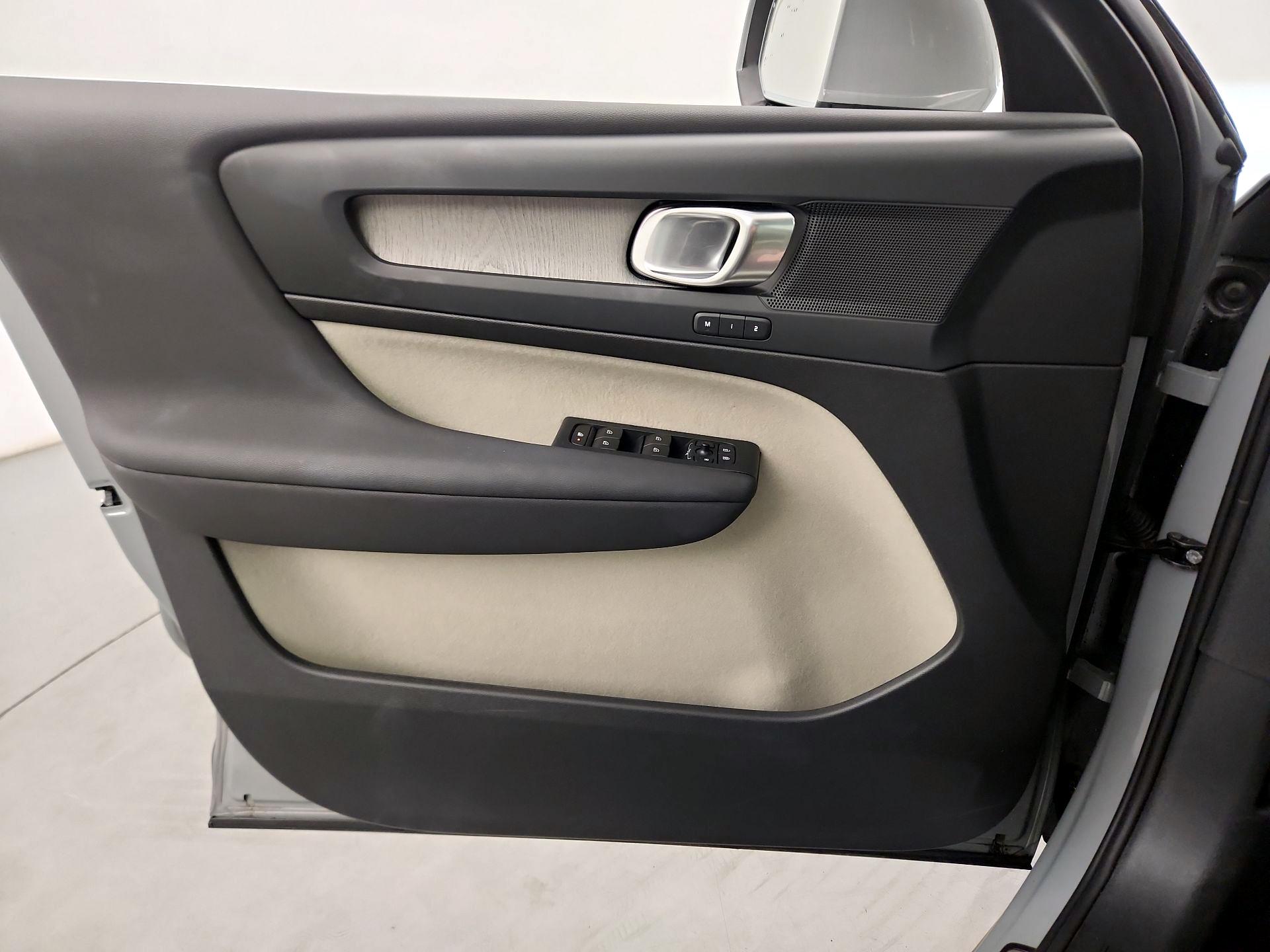 Thumbnail: 2024 Volvo XC40 - 10