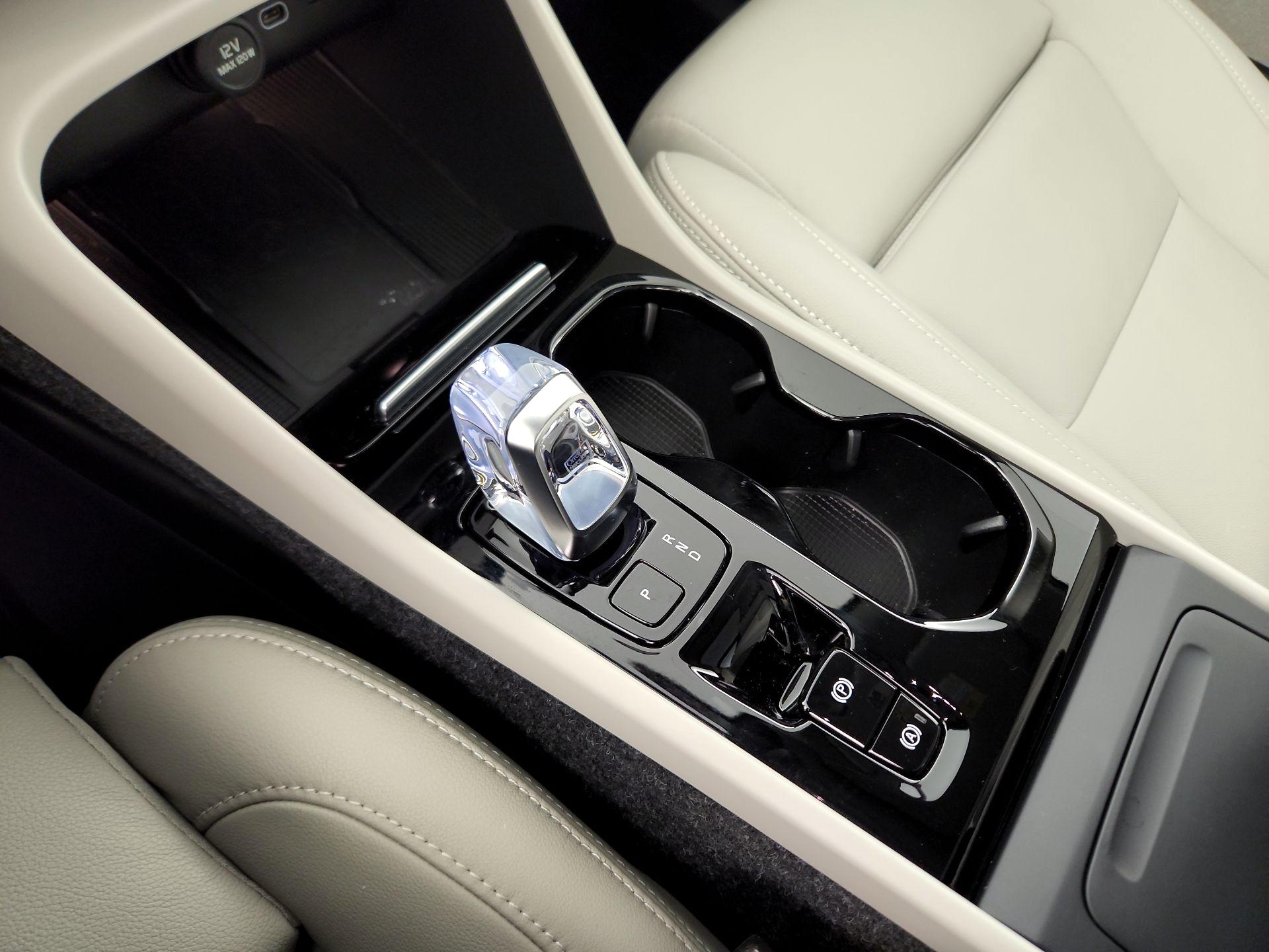 Thumbnail: 2024 Volvo XC40 - 14