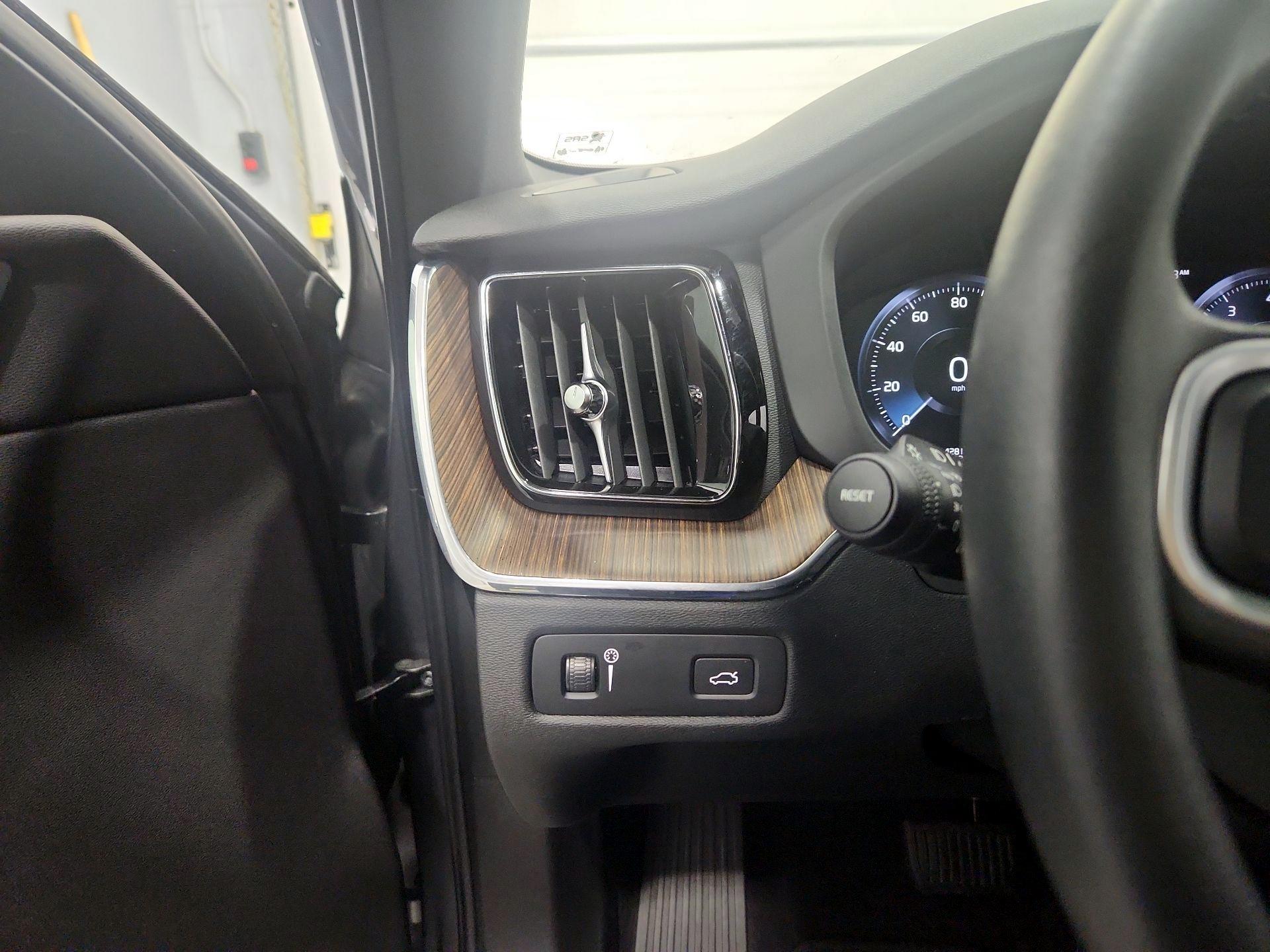 Thumbnail: 2021 Volvo XC60 - 13