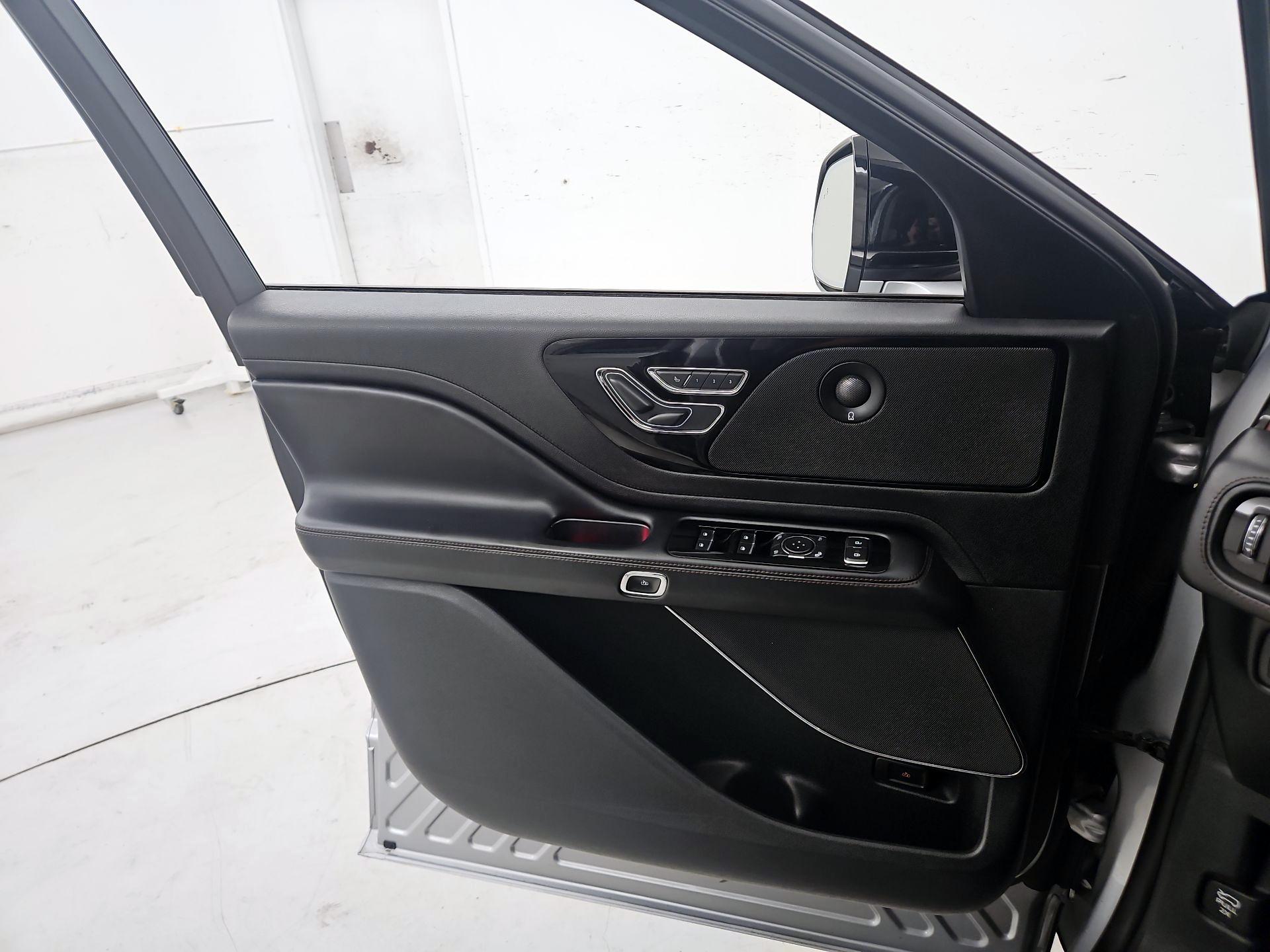 Thumbnail: 2020 Lincoln Aviator - 12