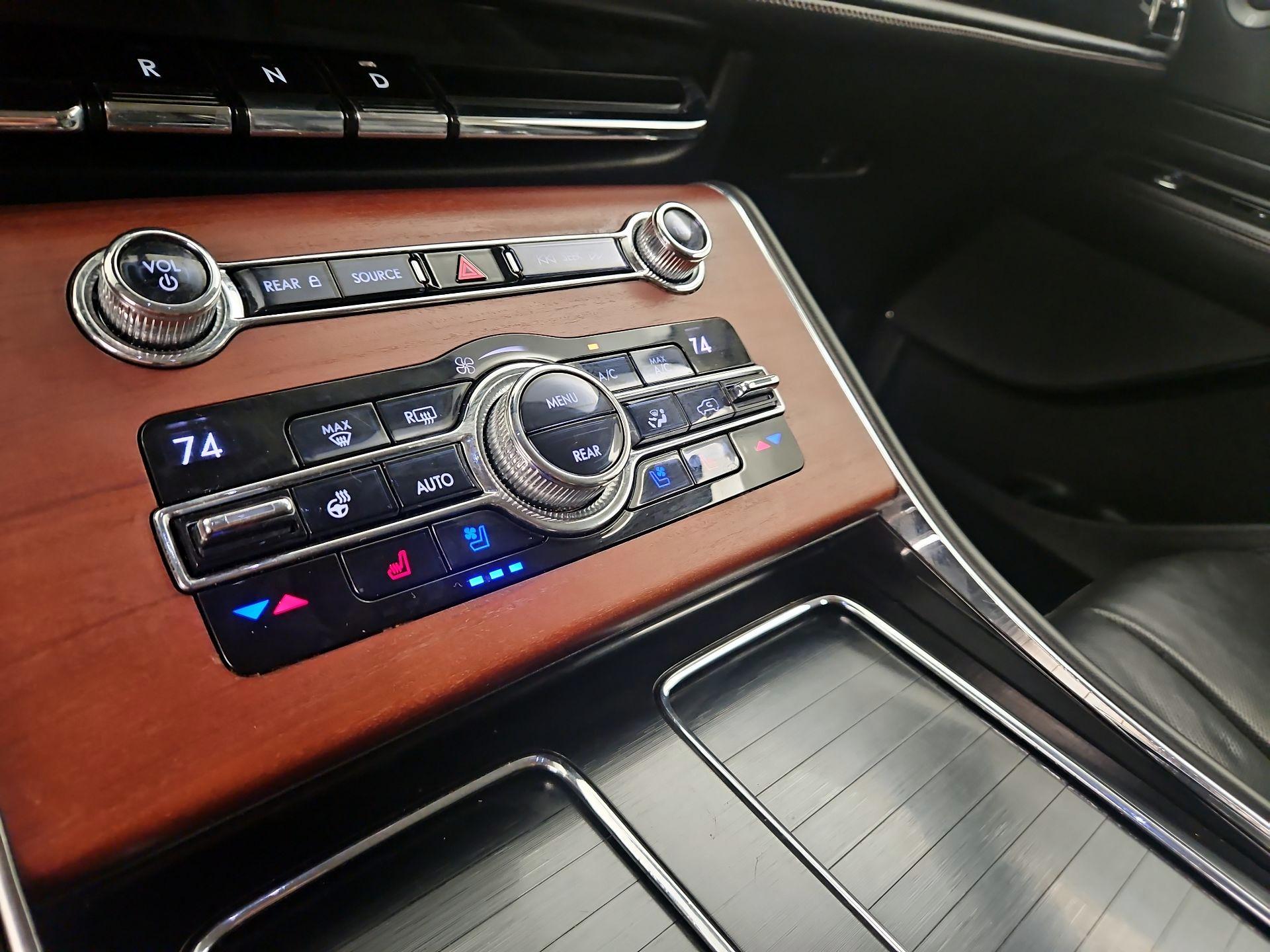 Thumbnail: 2020 Lincoln Aviator - 17