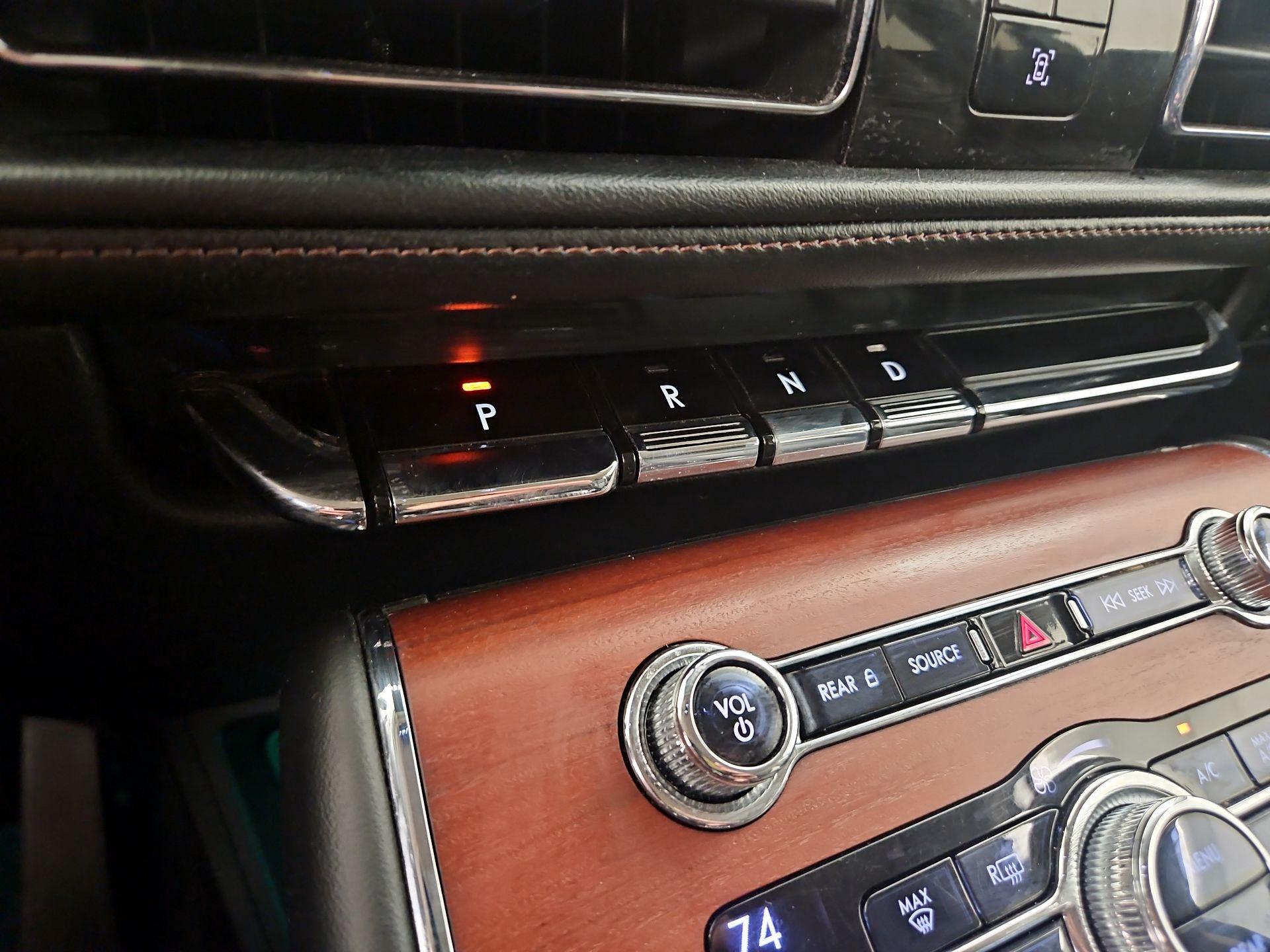 Thumbnail: 2020 Lincoln Aviator - 18