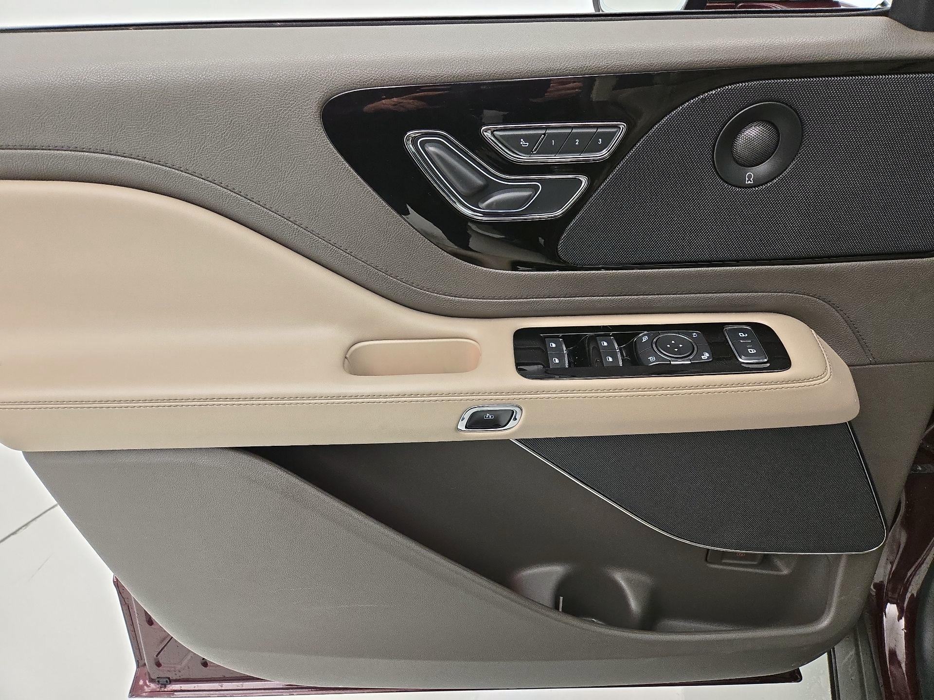 Thumbnail: 2020 Lincoln Aviator - 12