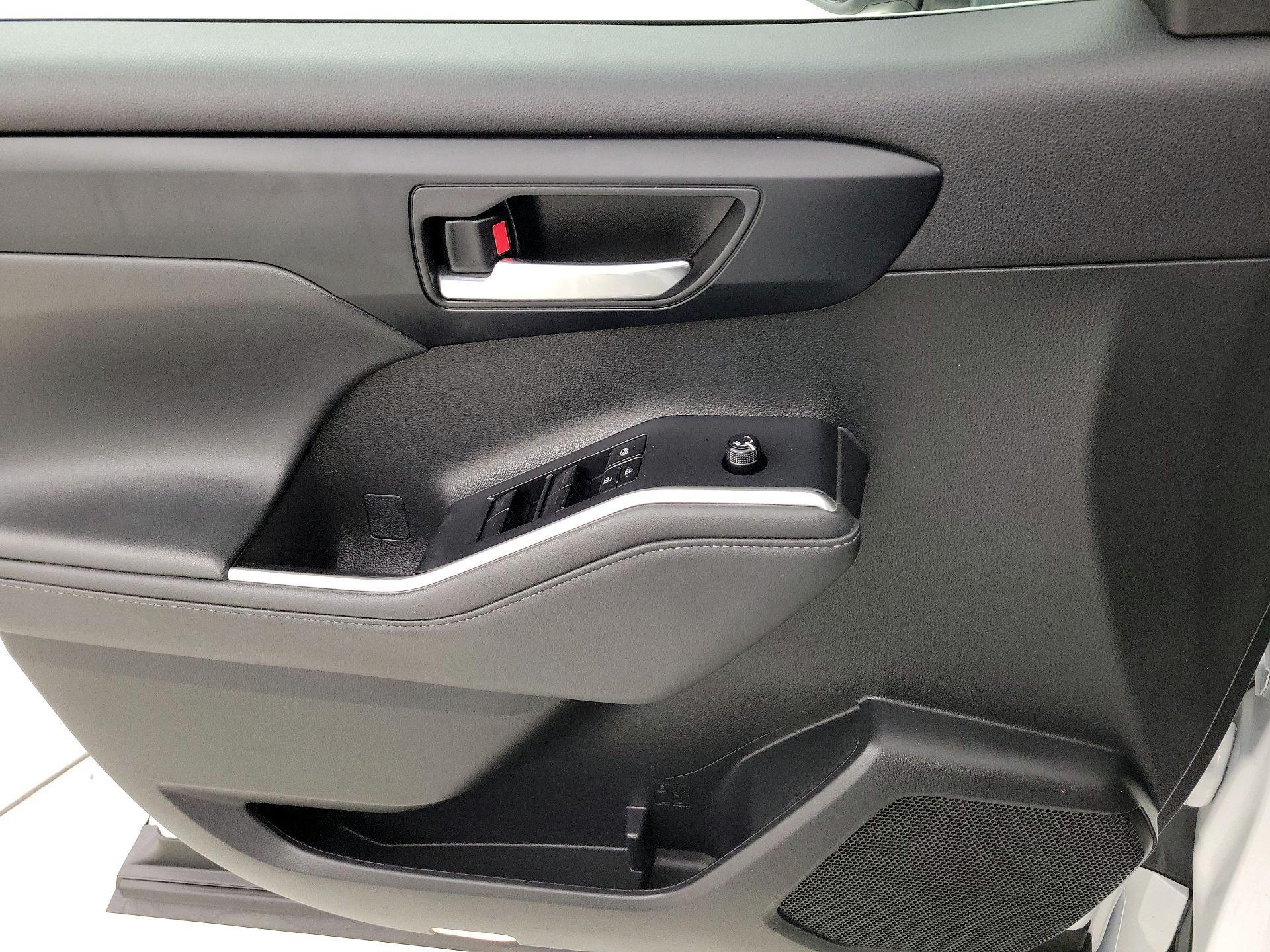 Thumbnail: 2022 Toyota Highlander - 12