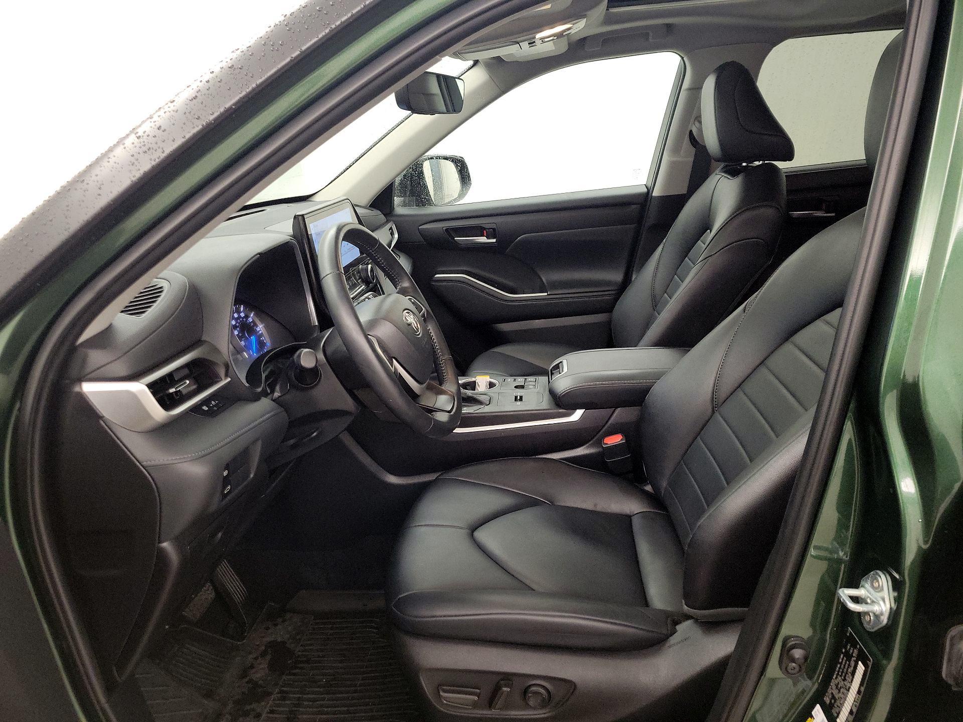 Thumbnail: 2023 Toyota Highlander - 11