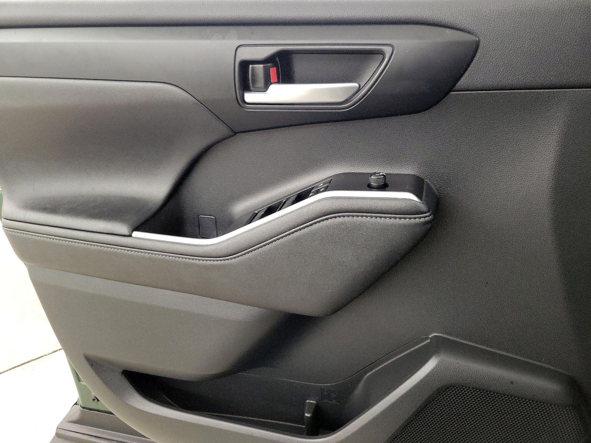 Thumbnail: 2023 Toyota Highlander - 12