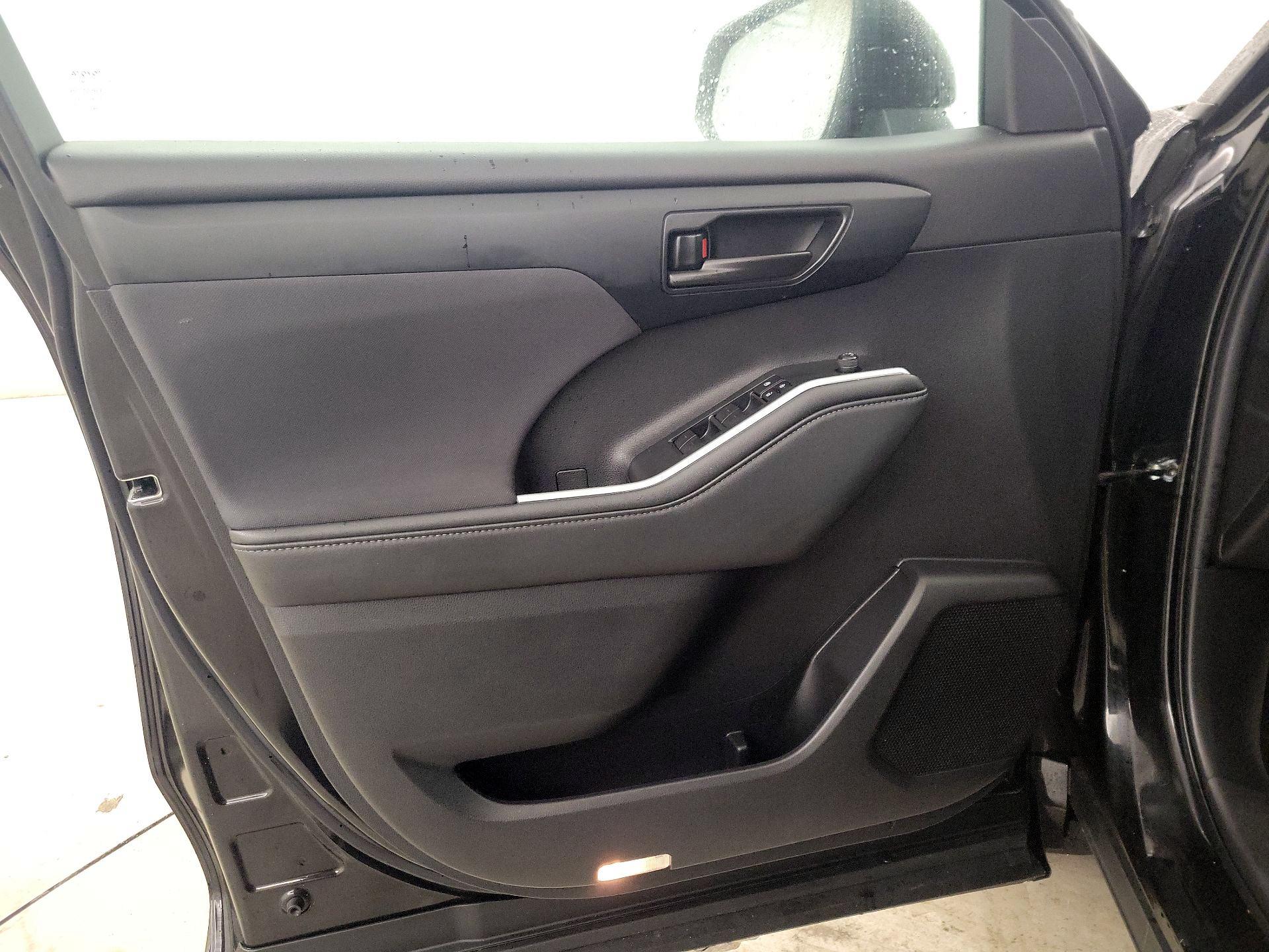 Thumbnail: 2022 Toyota Highlander - 12