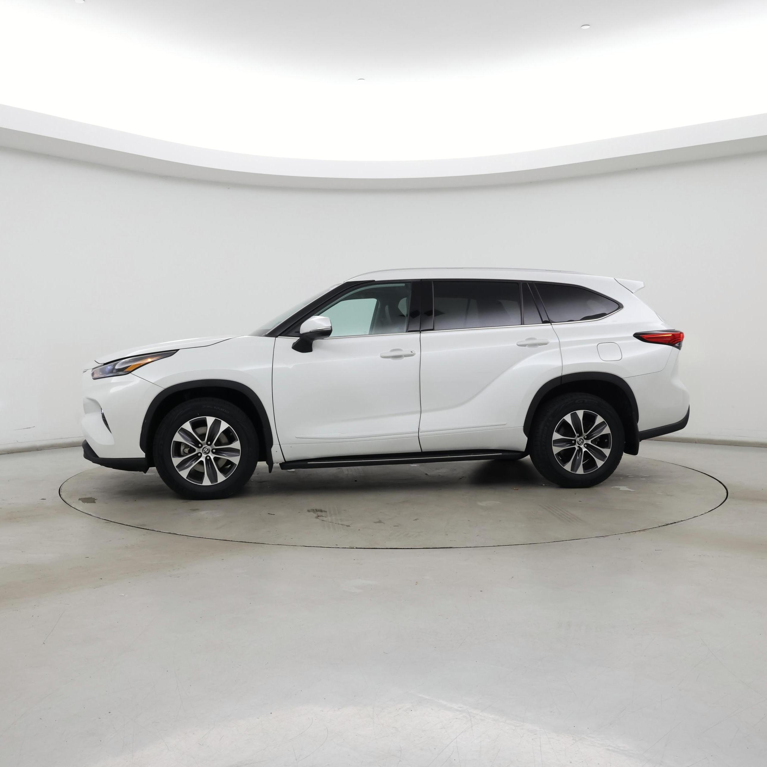 Thumbnail: 2022 Toyota Highlander - 3