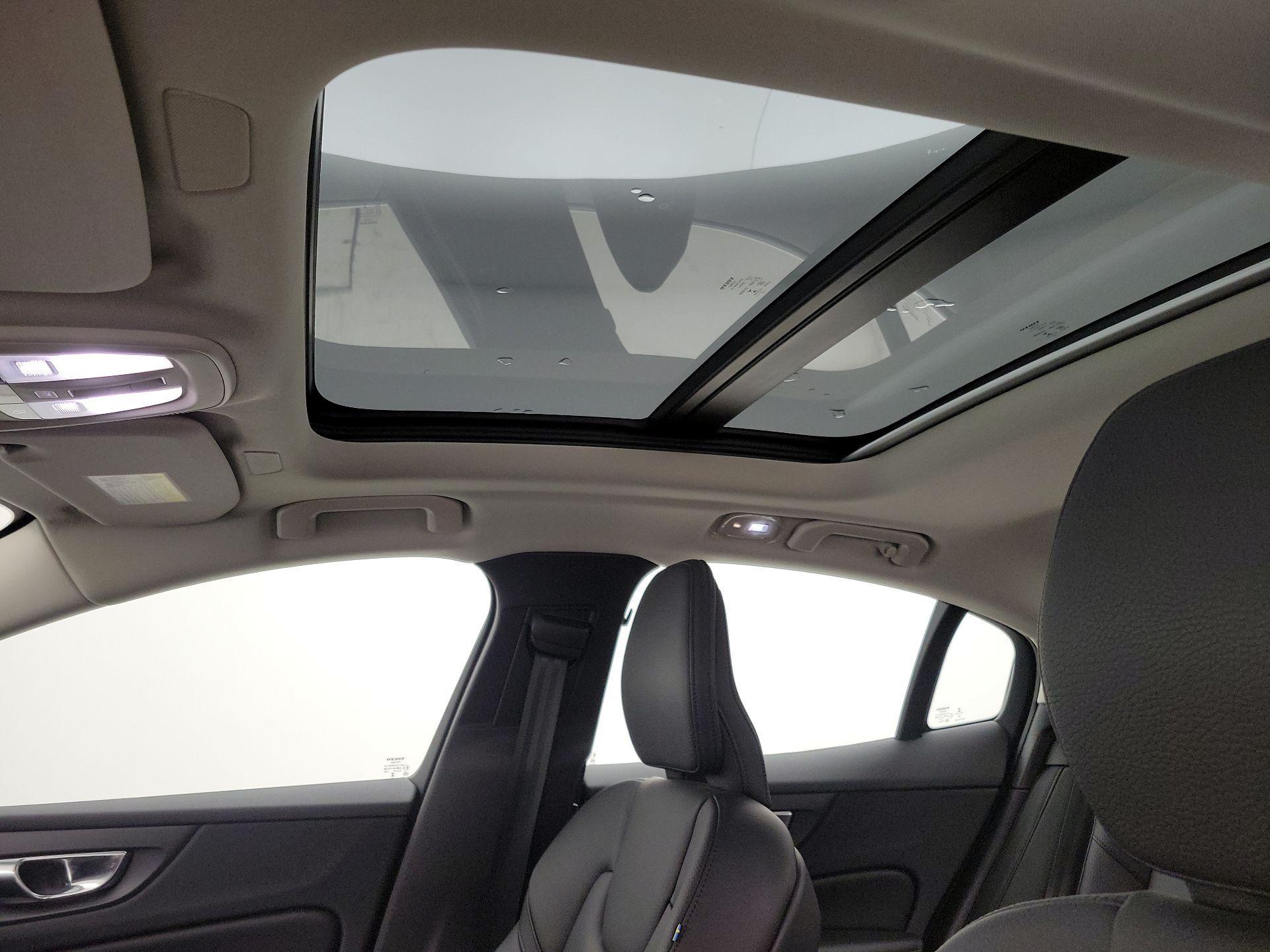 Thumbnail: 2023 Volvo S60 - 20