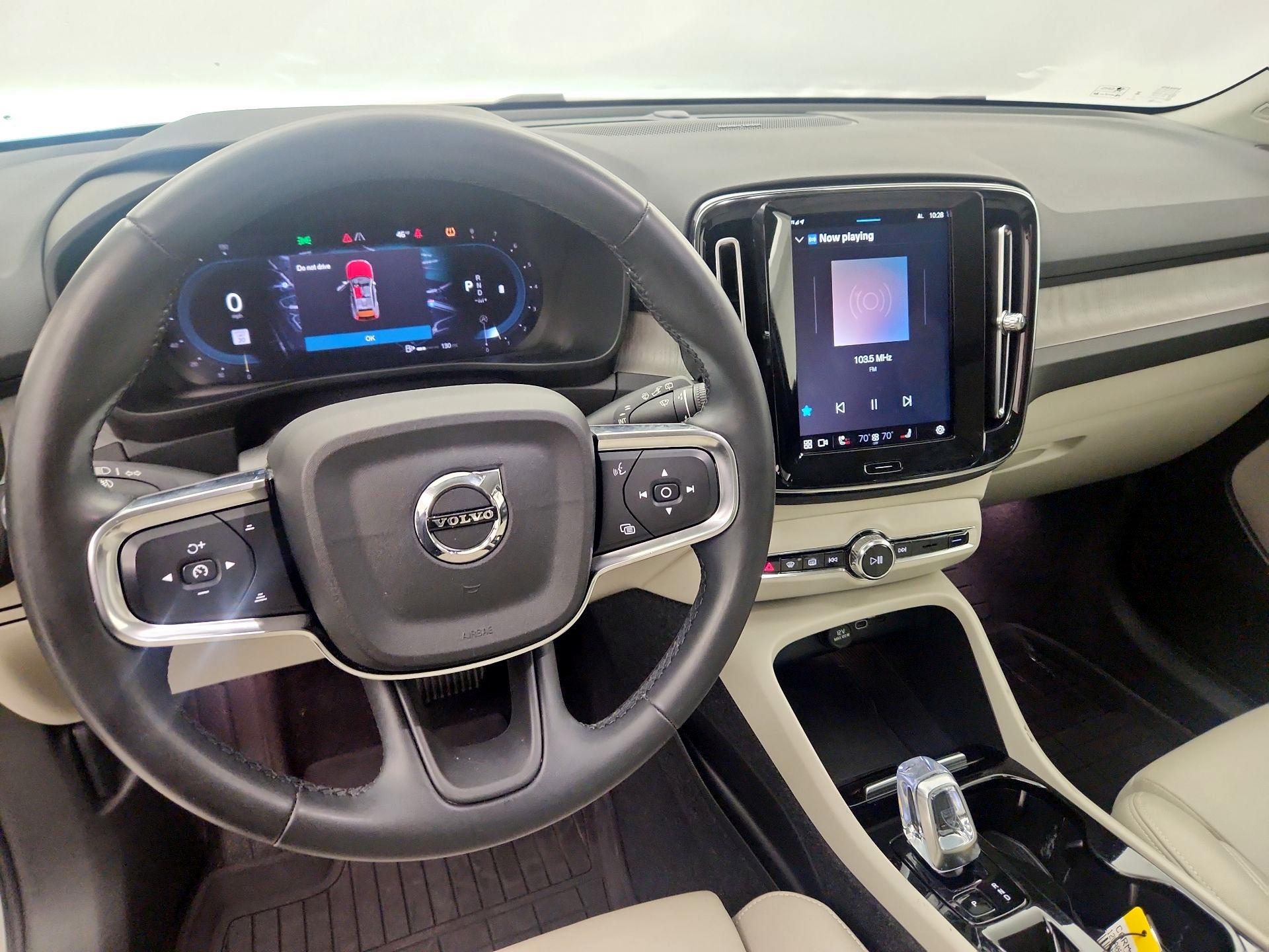 Thumbnail: 2023 Volvo XC40 - 9