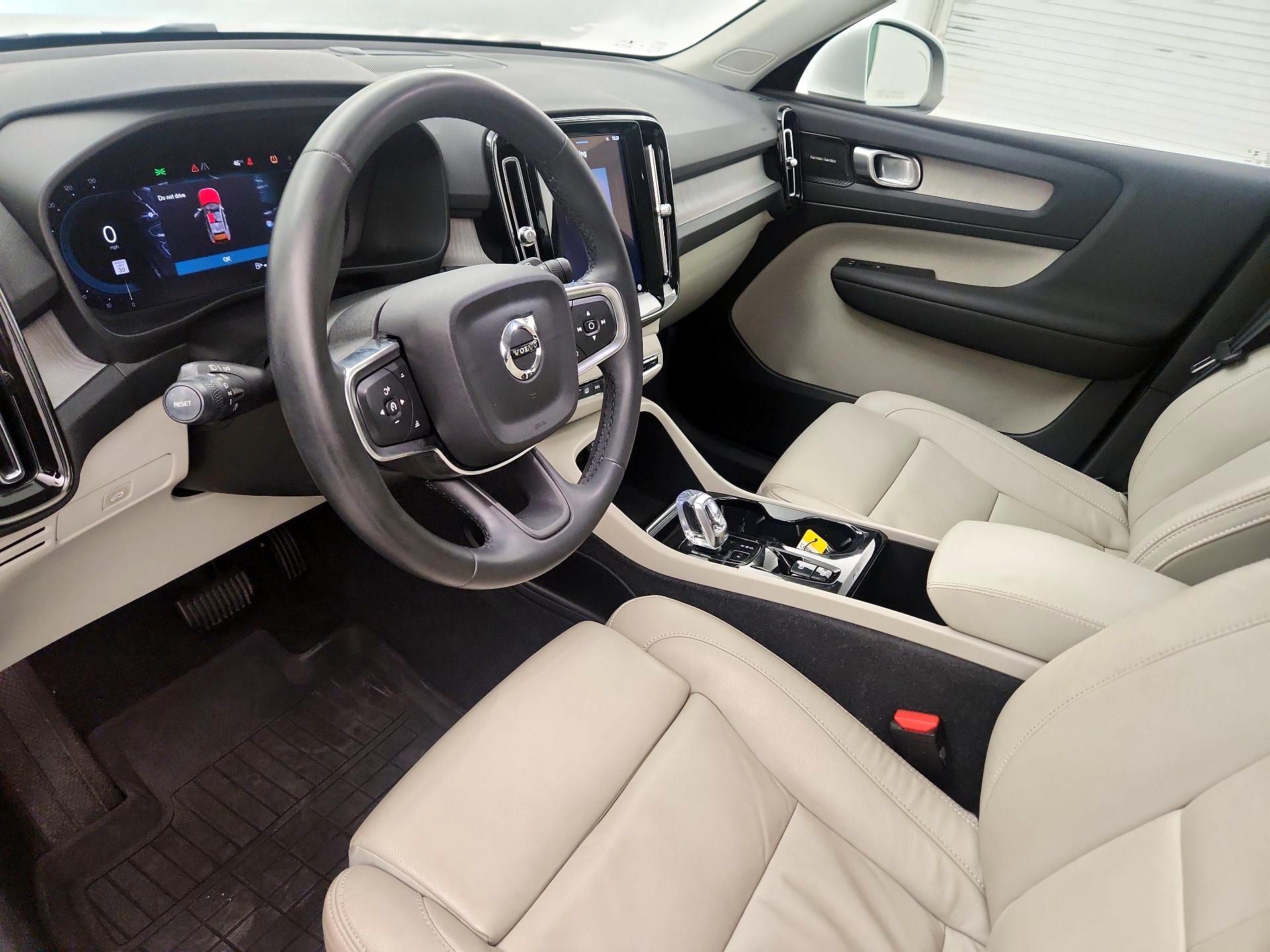 Thumbnail: 2023 Volvo XC40 - 11