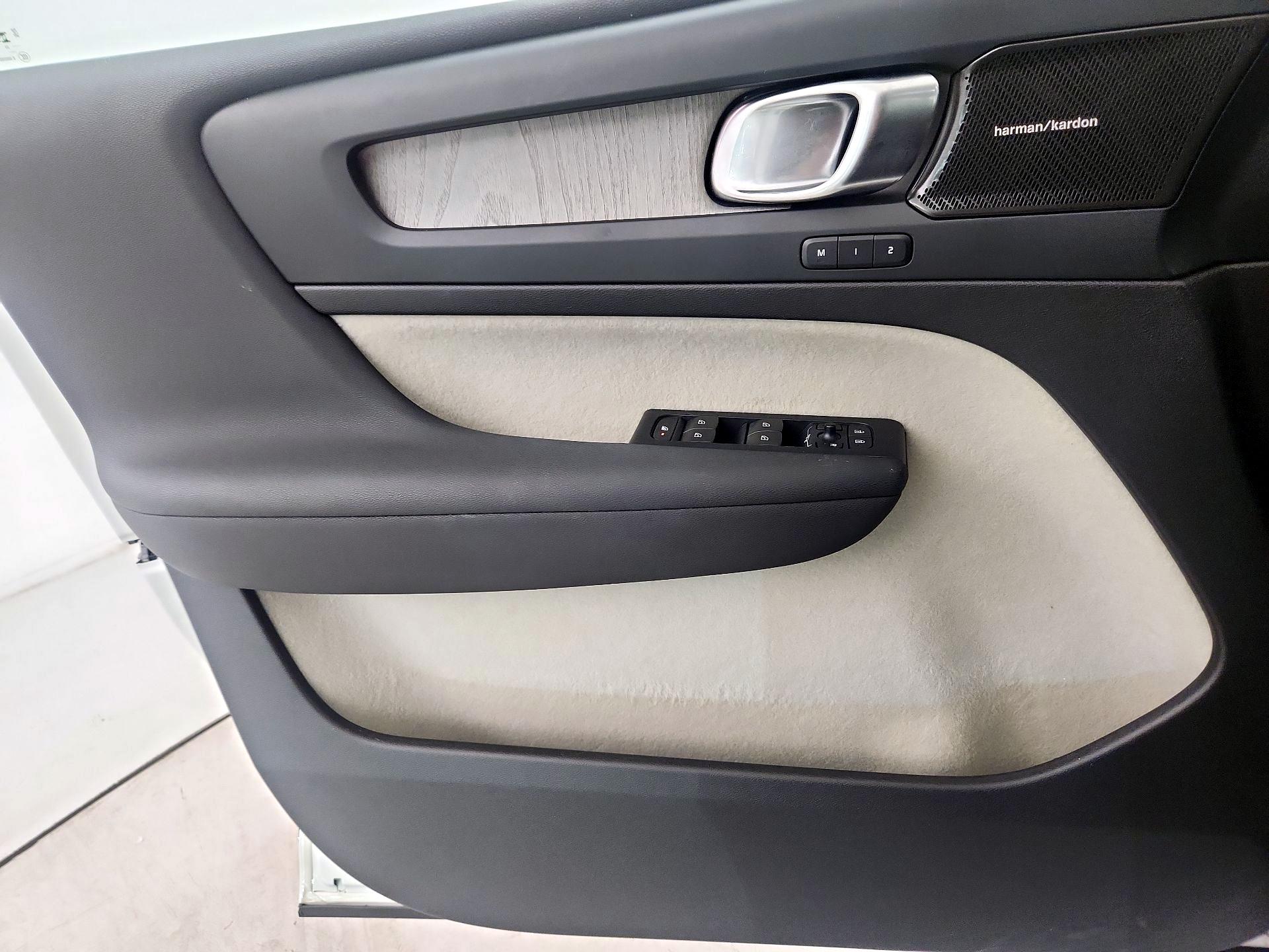 Thumbnail: 2023 Volvo XC40 - 12