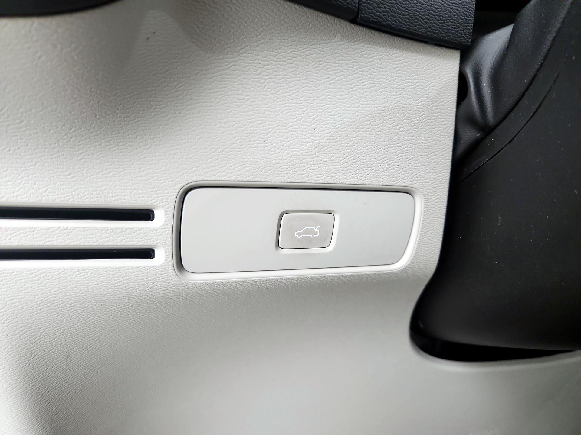 Thumbnail: 2023 Volvo XC40 - 13