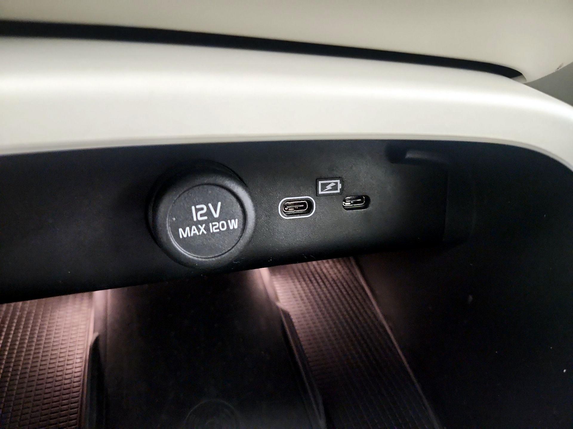 Thumbnail: 2023 Volvo XC40 - 18