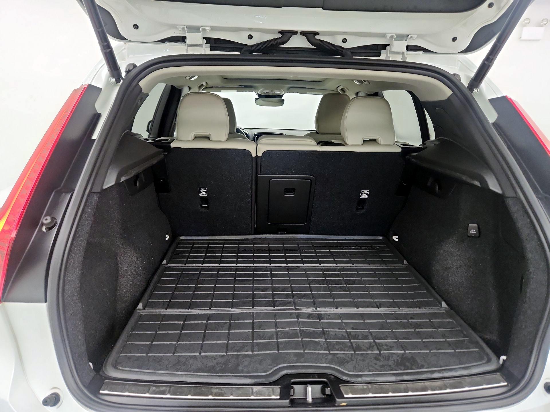 Thumbnail: 2023 Volvo XC40 - 20