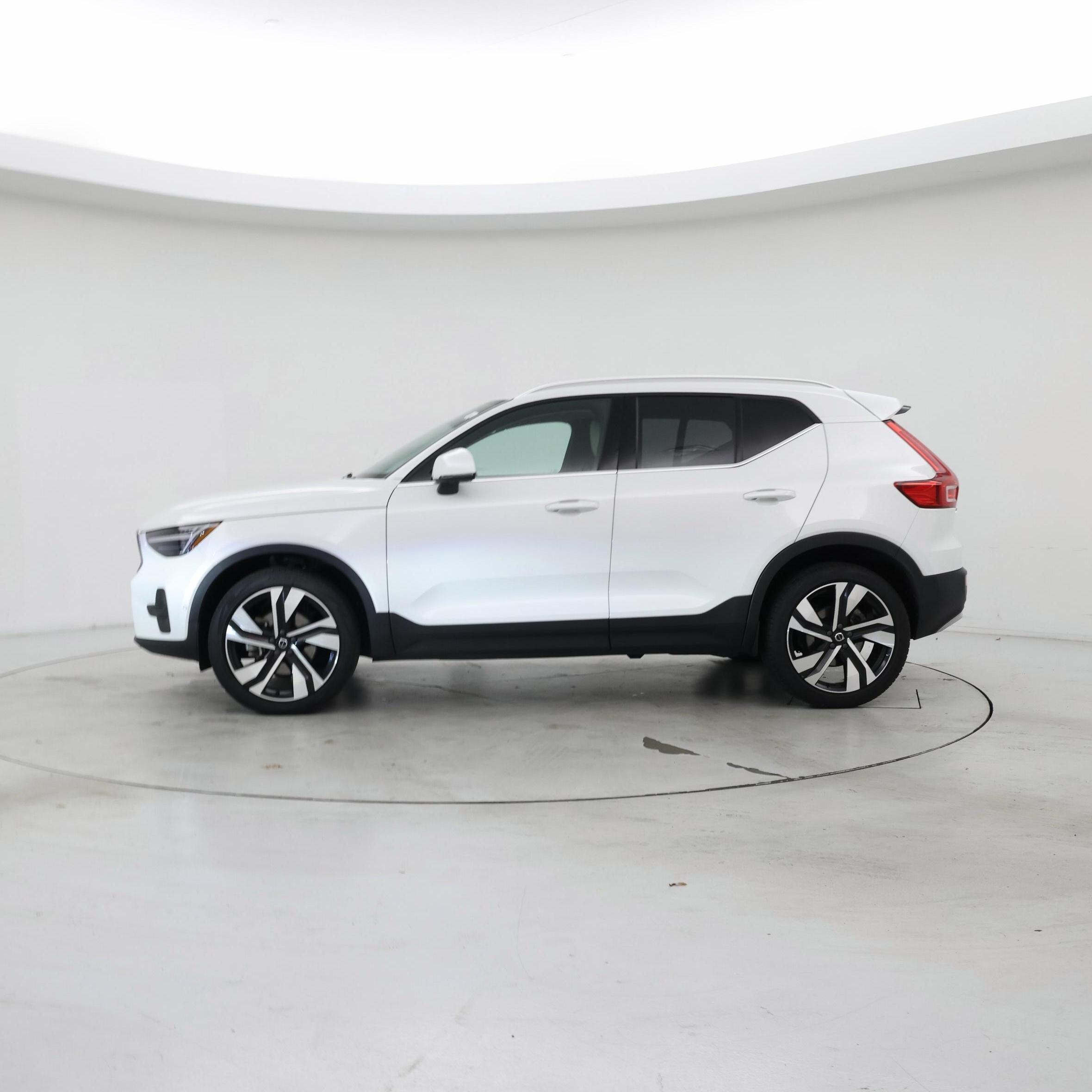 Thumbnail: 2023 Volvo XC40 - 3