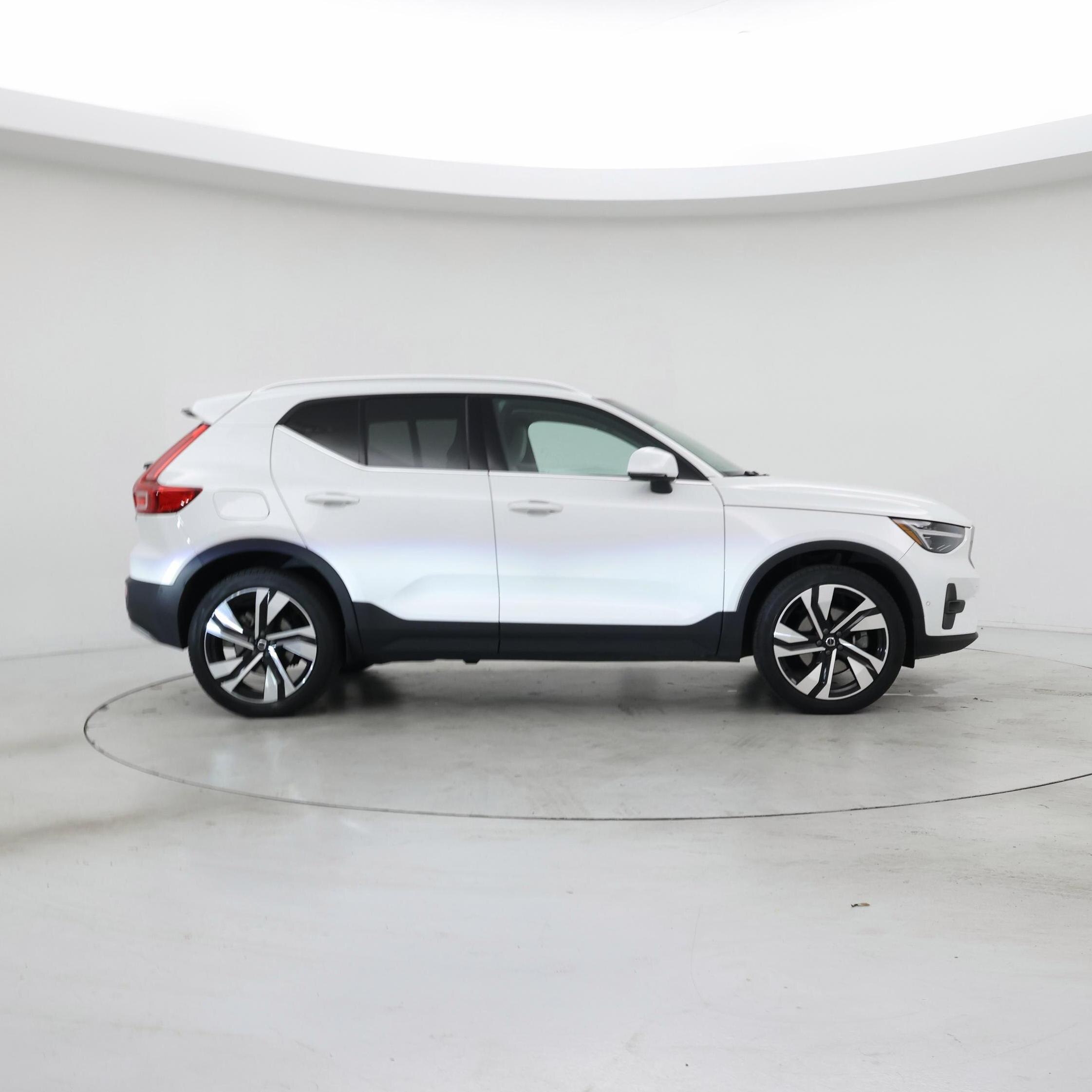 Thumbnail: 2023 Volvo XC40 - 7