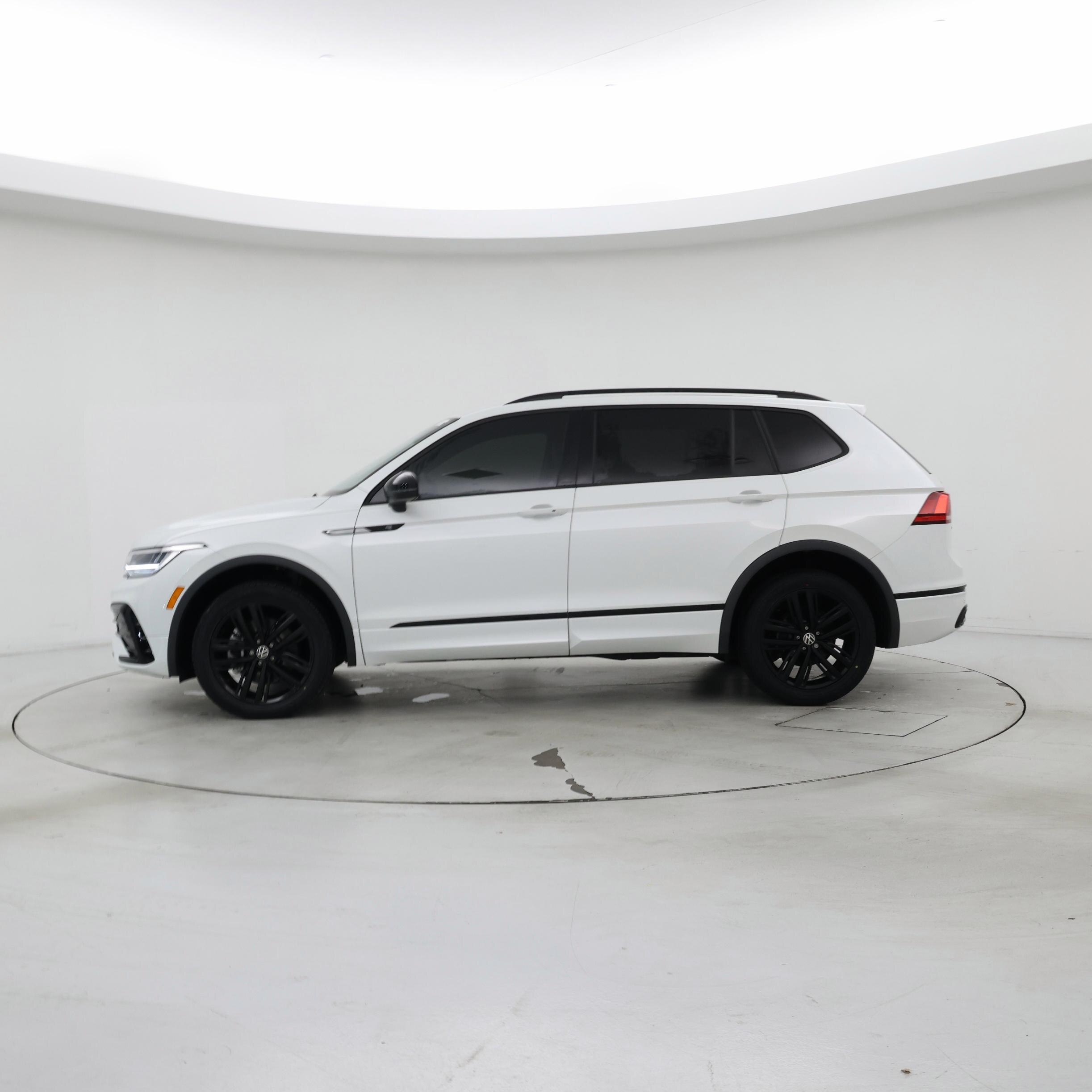 Thumbnail: 2022 Volkswagen Tiguan - 3