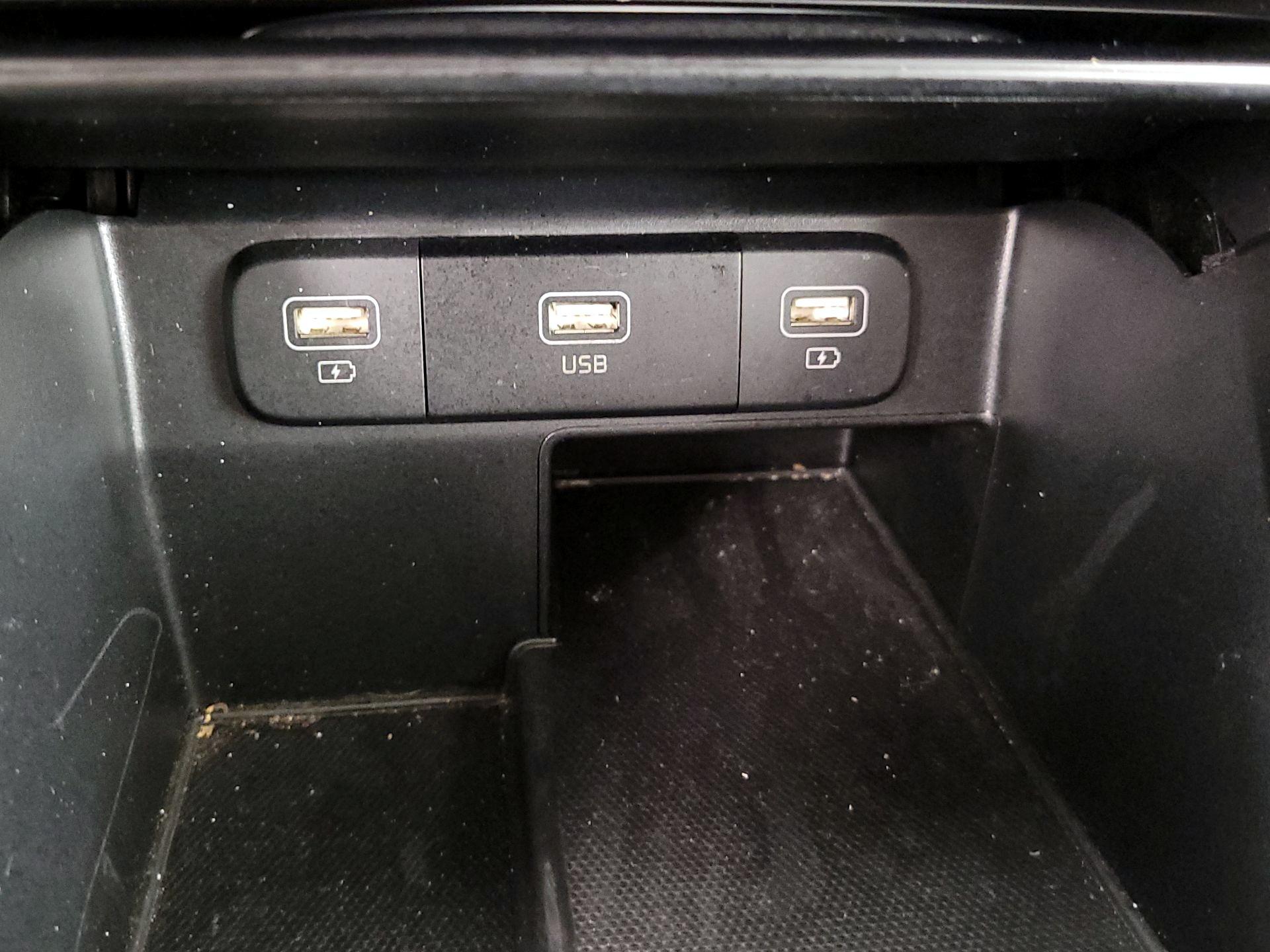 Thumbnail: 2023 Kia Sorento - 18