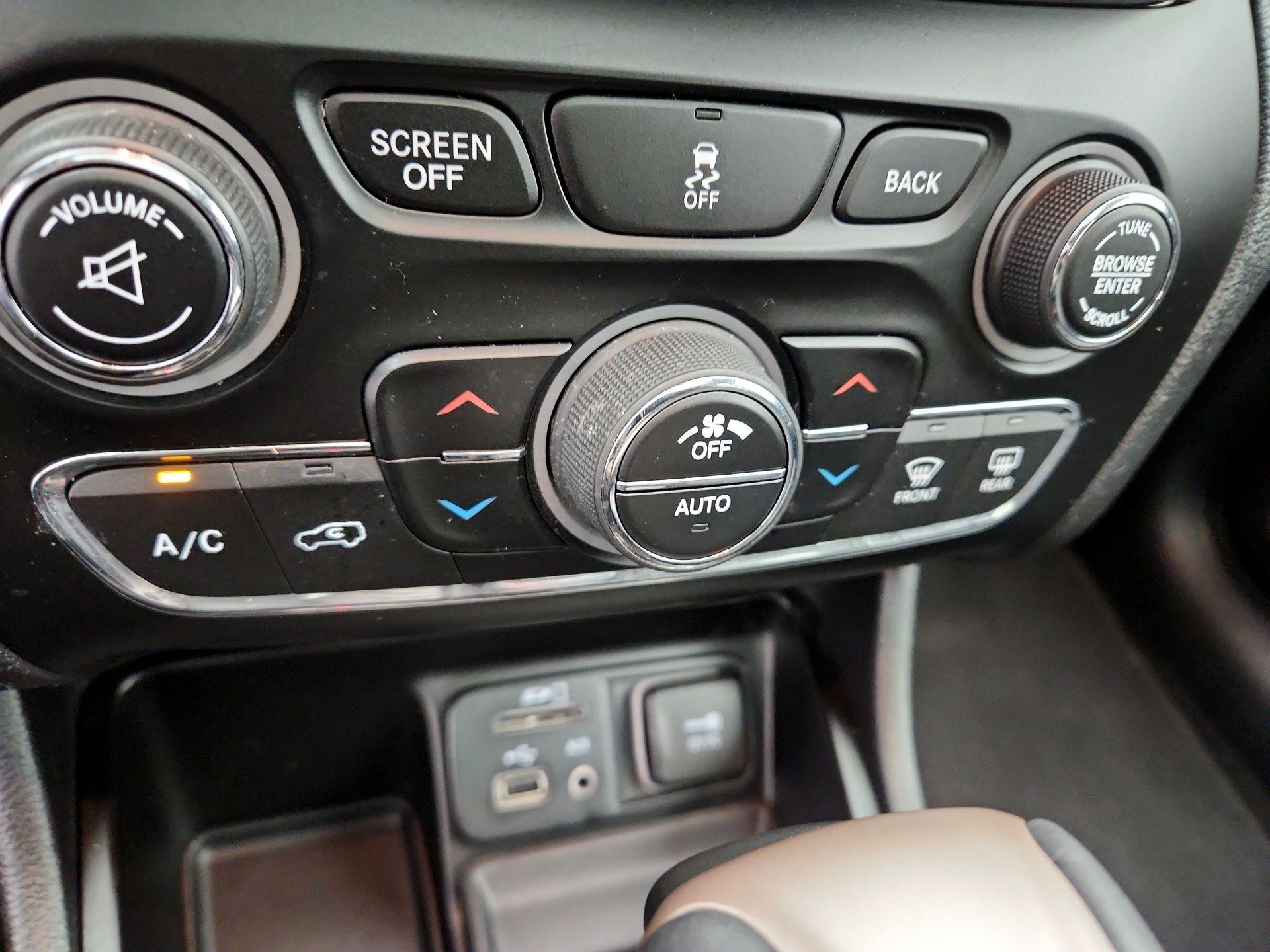 Thumbnail: 2014 Jeep Cherokee - 17