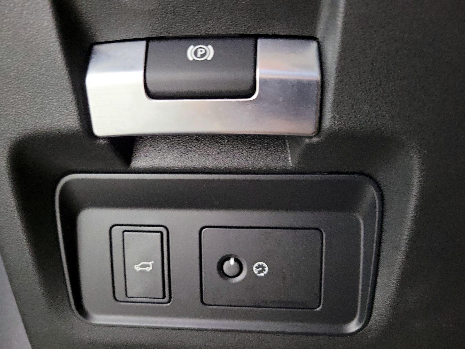 Thumbnail: 2023 Land Rover Discovery Sport - 13