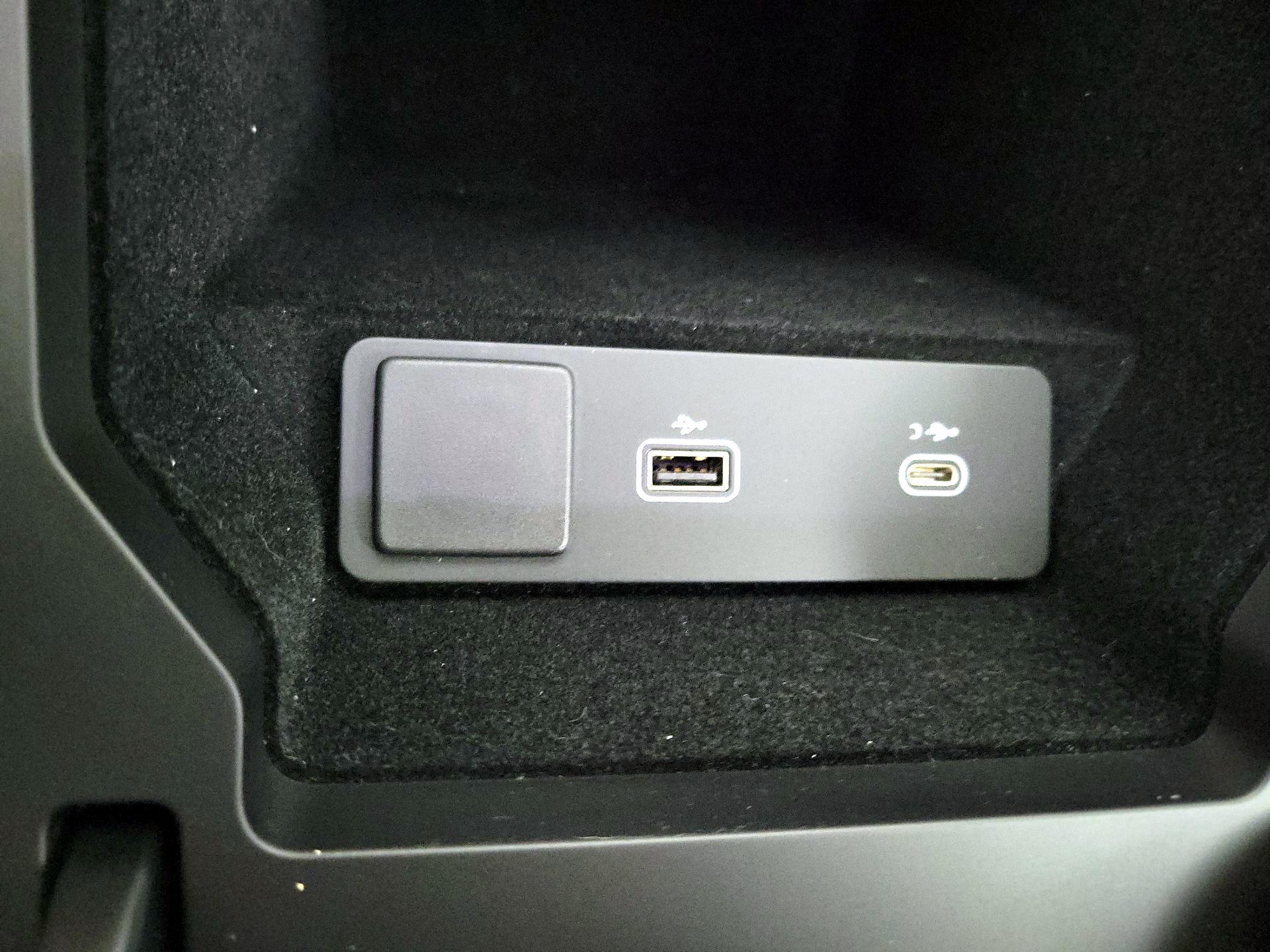 Thumbnail: 2023 Land Rover Discovery Sport - 19