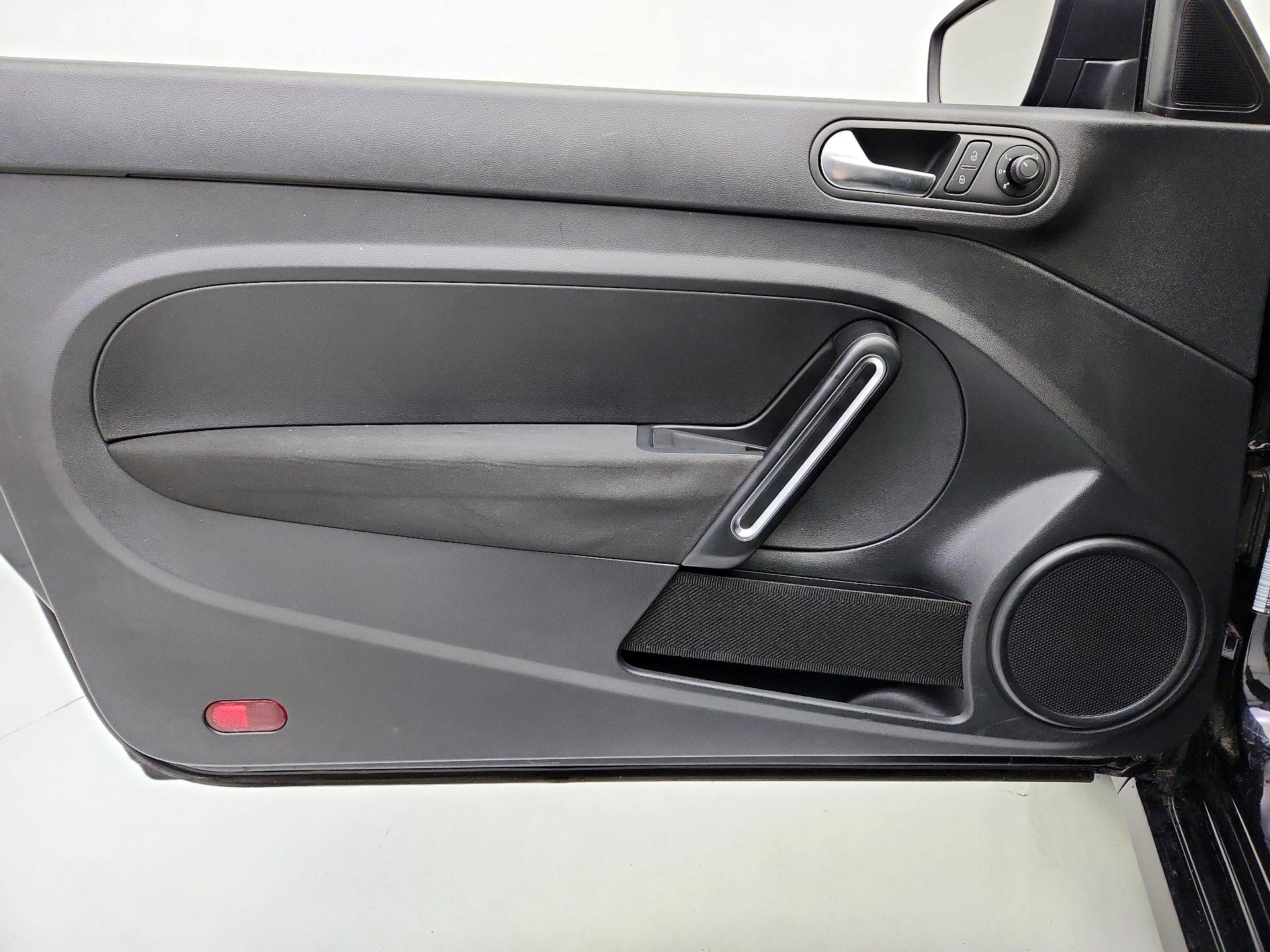 Thumbnail: 2018 Volkswagen Beetle - 12