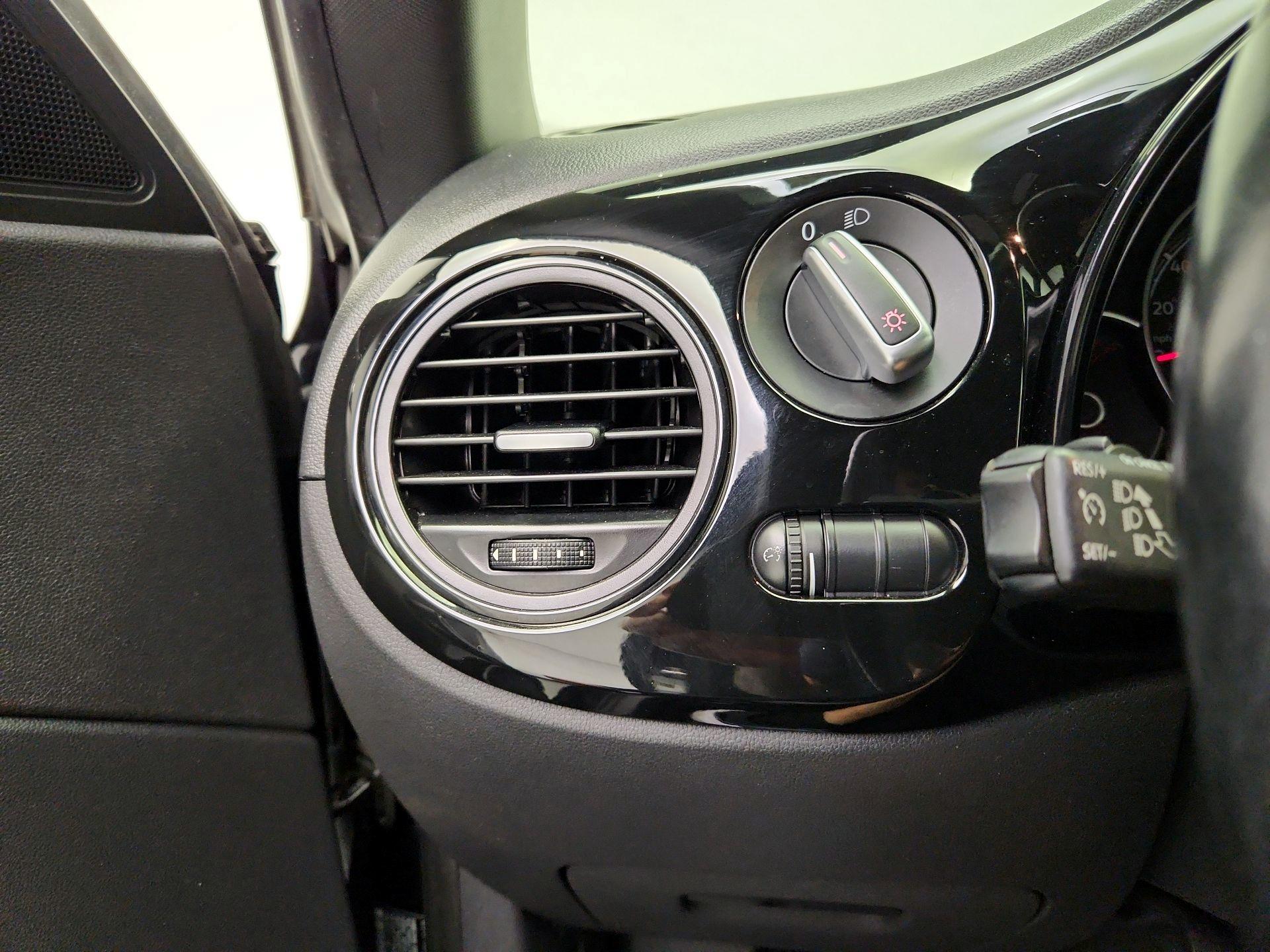 Thumbnail: 2018 Volkswagen Beetle - 13