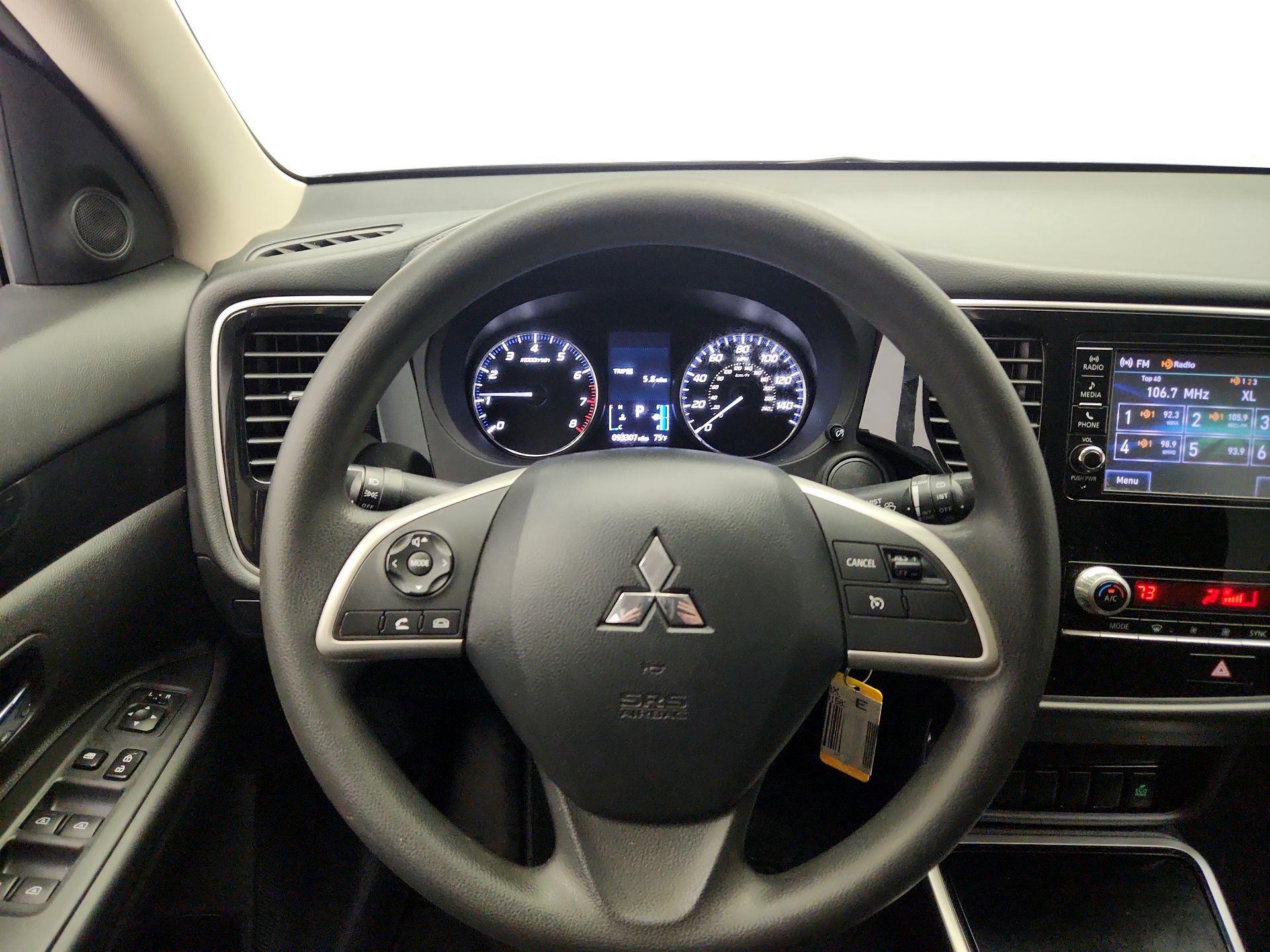 Thumbnail: 2020 Mitsubishi Outlander - 10