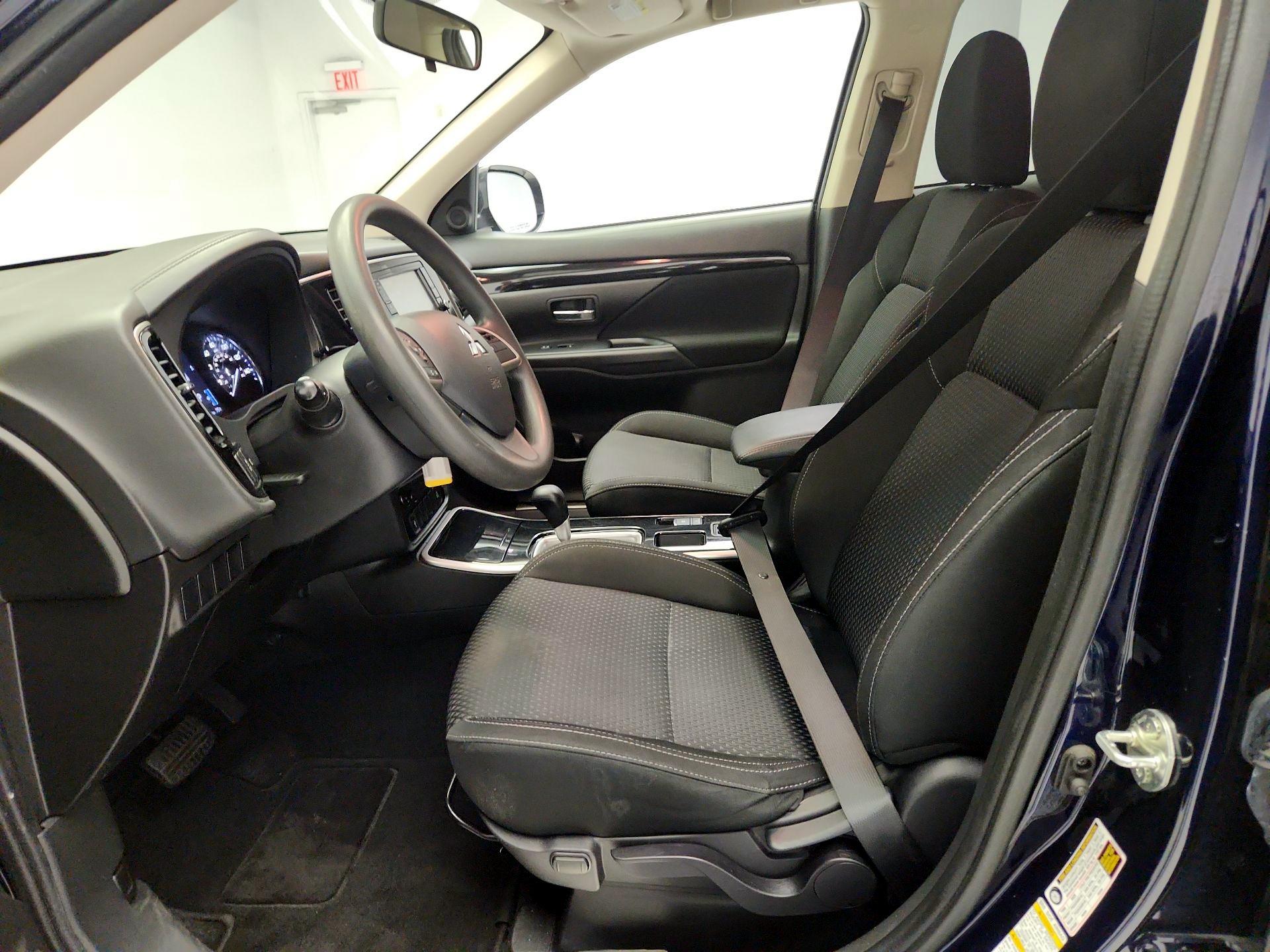 Thumbnail: 2020 Mitsubishi Outlander - 11