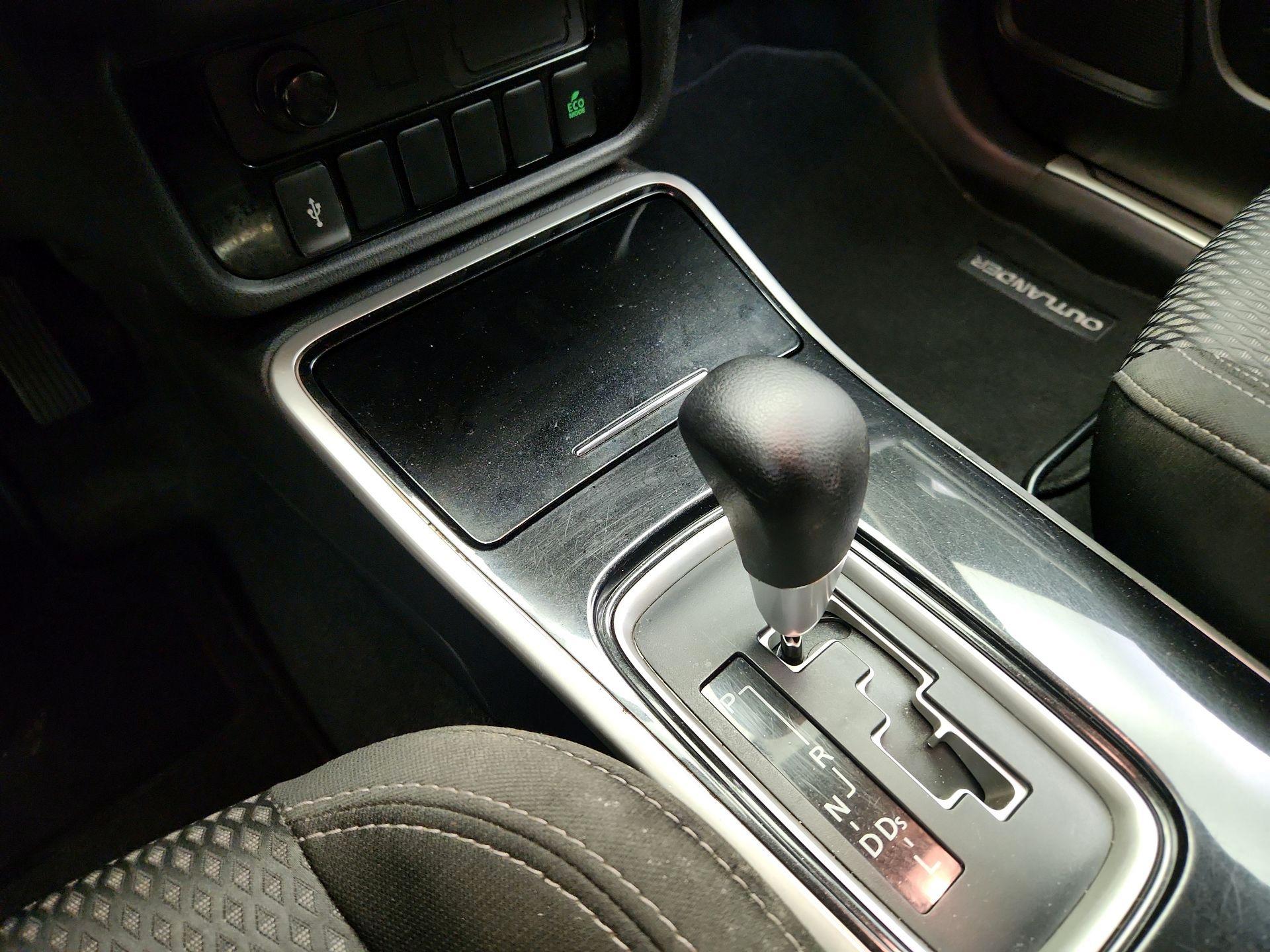 Thumbnail: 2020 Mitsubishi Outlander - 17