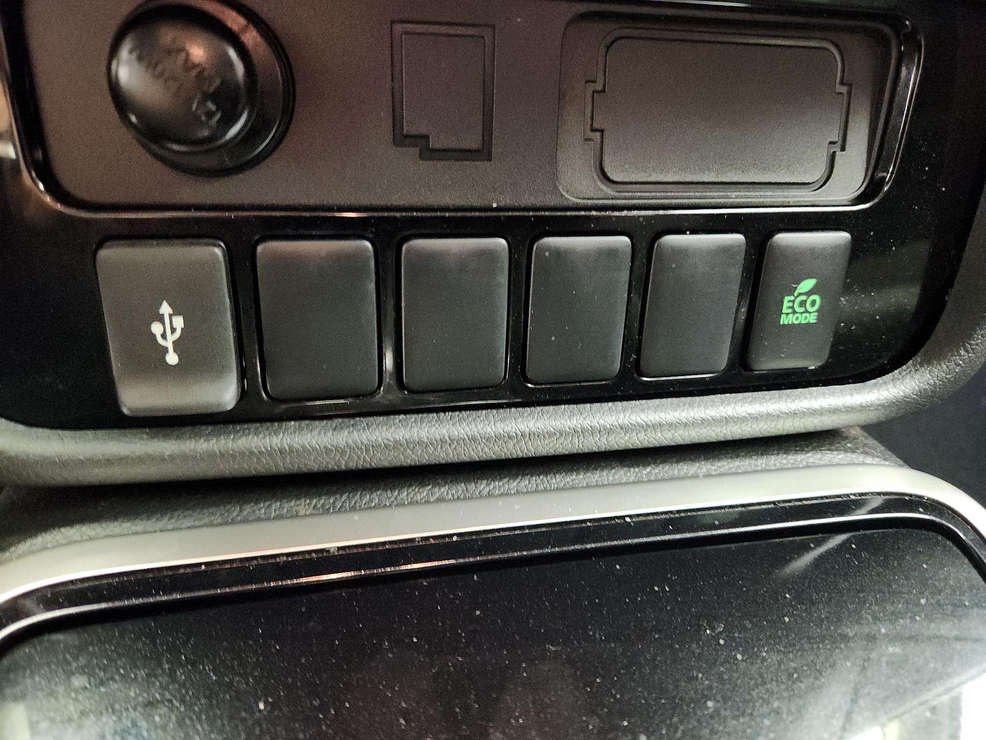 Thumbnail: 2020 Mitsubishi Outlander - 18