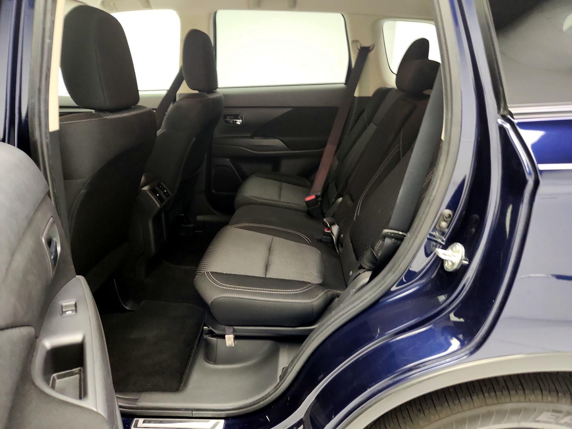 Thumbnail: 2020 Mitsubishi Outlander - 19